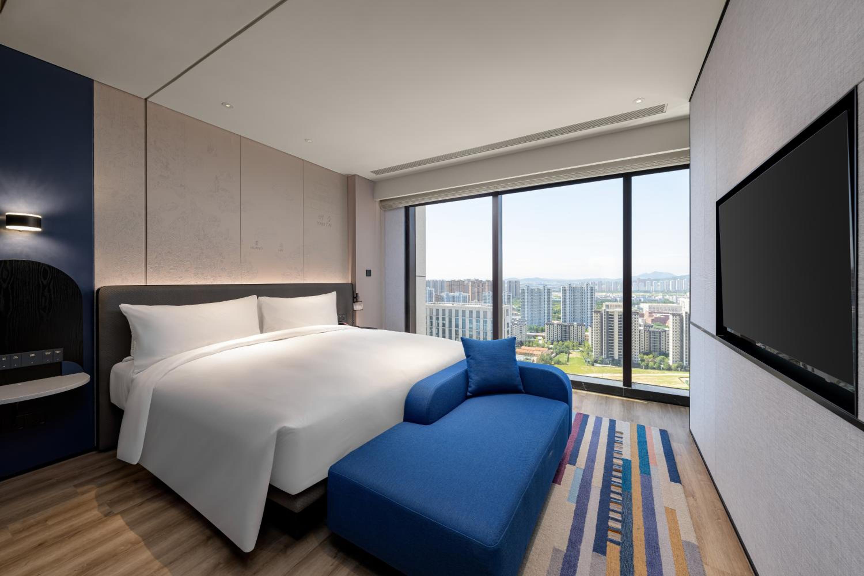 One-Bedroom King Suite with City View - High Floor photo 1