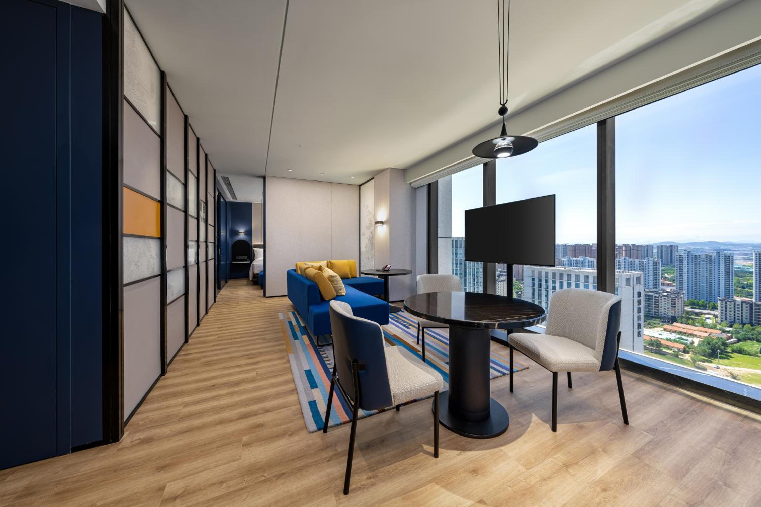 One-Bedroom King Suite with City View - High Floor photo 2