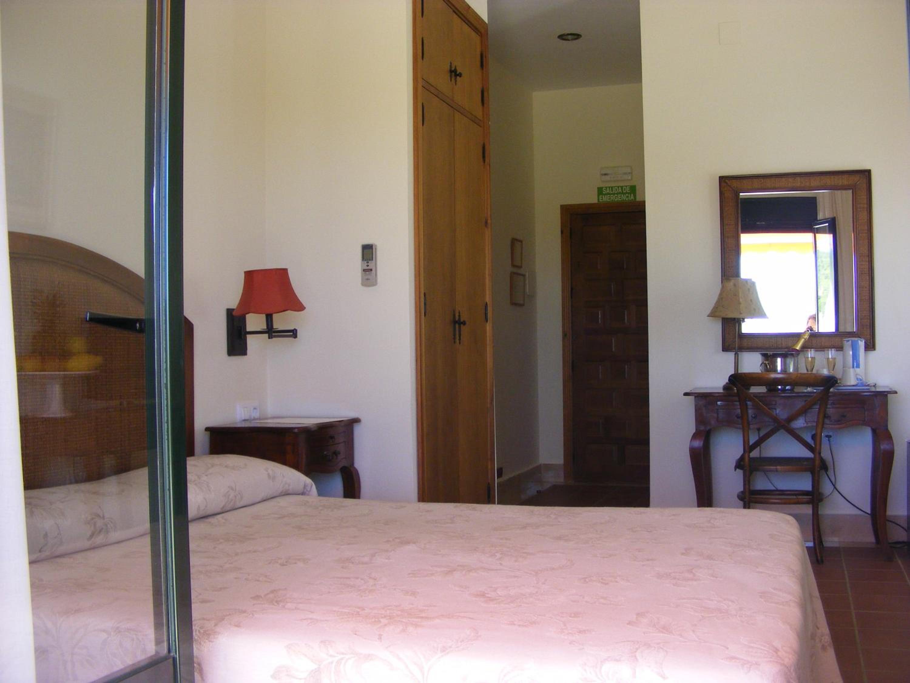 Double or Twin Room with Balcony and Sea View - Photo 5