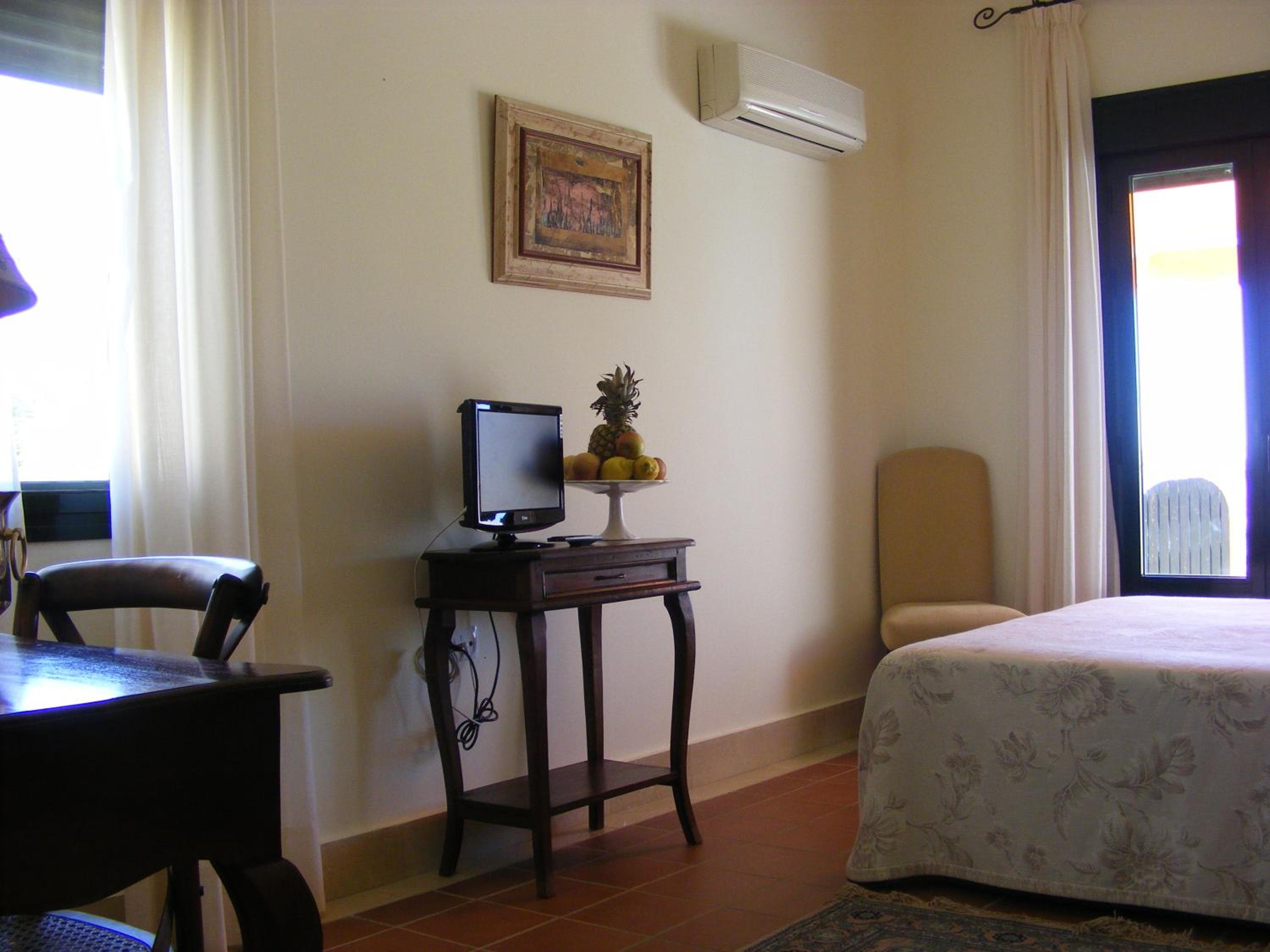 Double or Twin Room with Balcony and Sea View - Photo 4