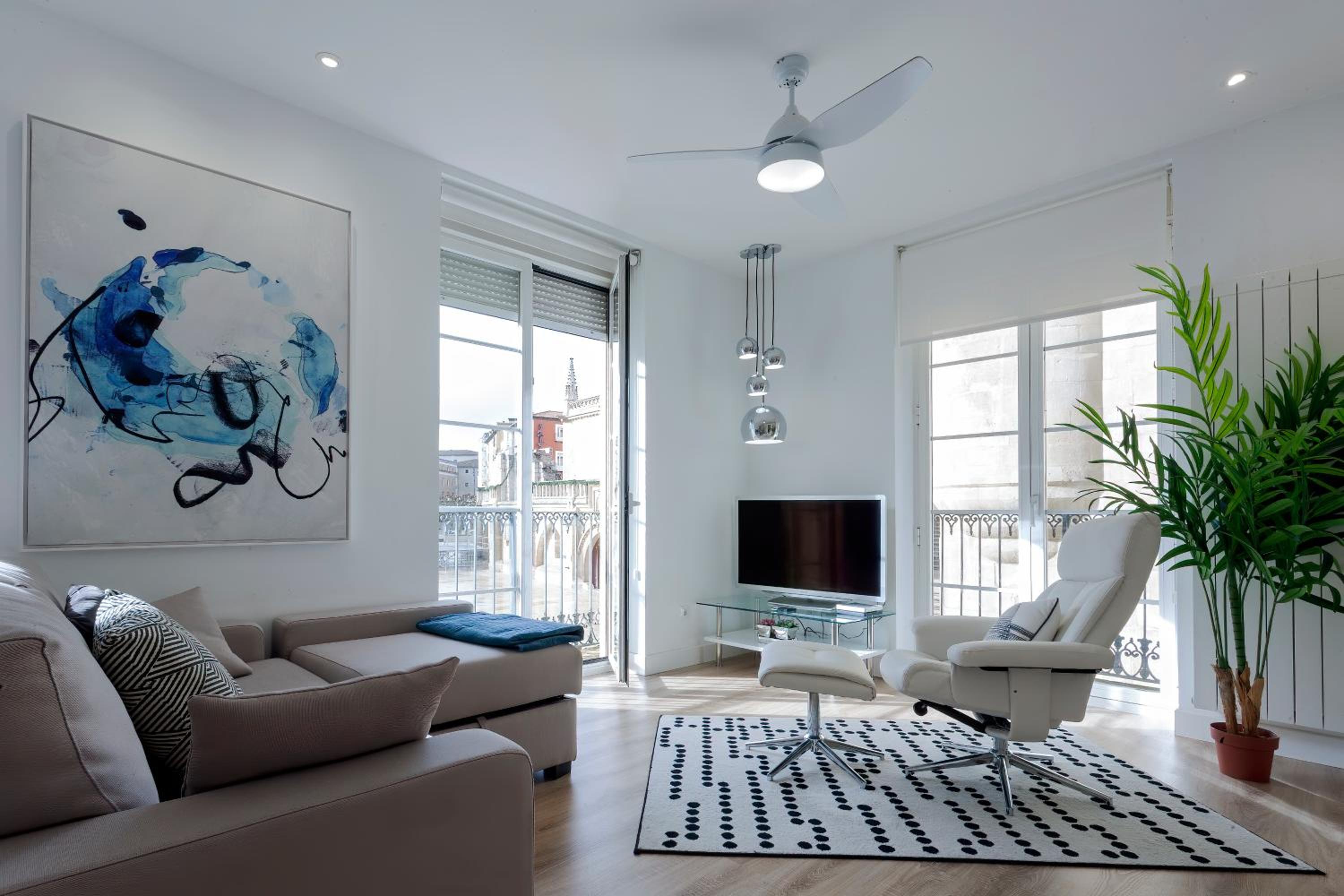 Apartment with Balcony - Photo 4
