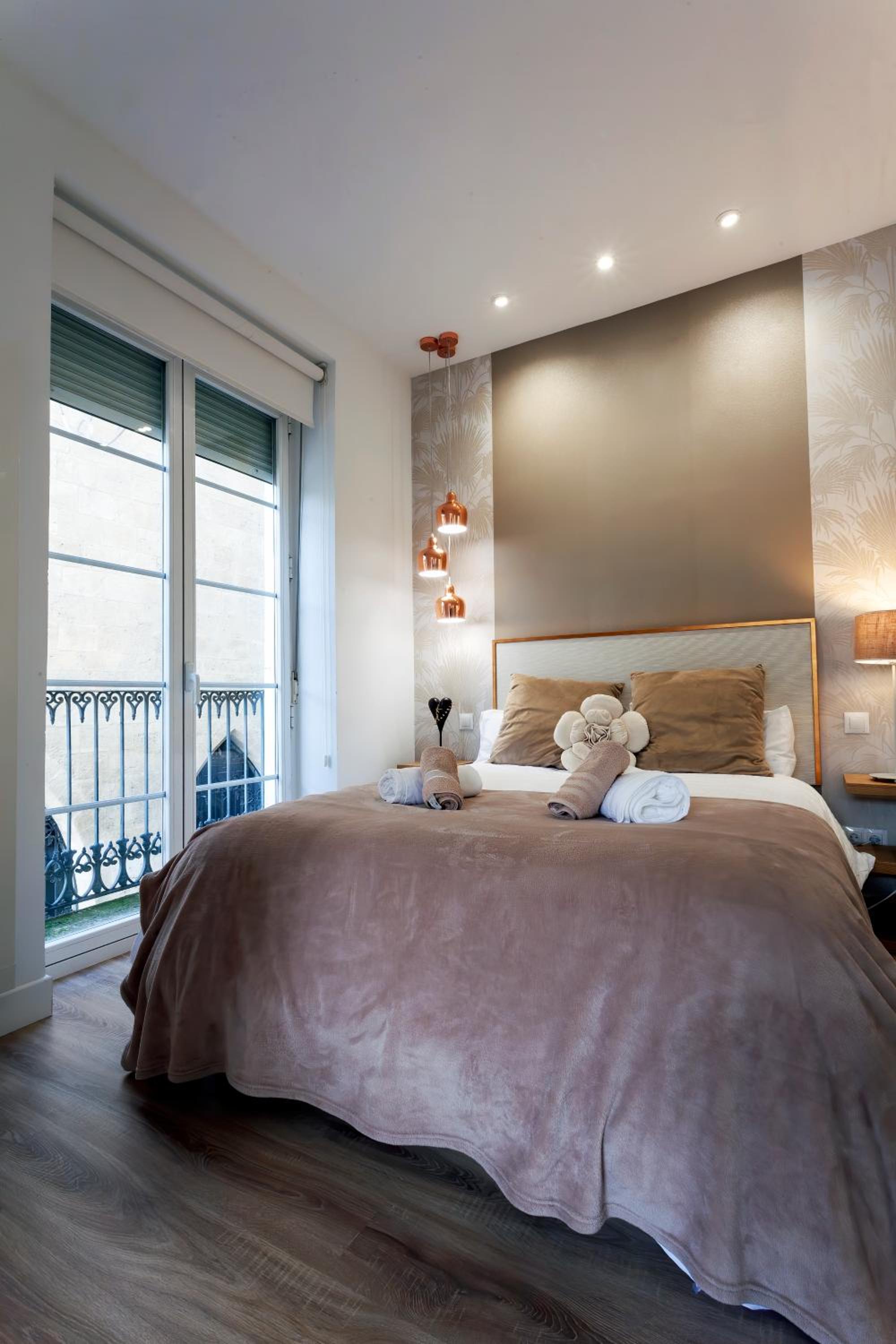 Apartment with Balcony - Photo 3