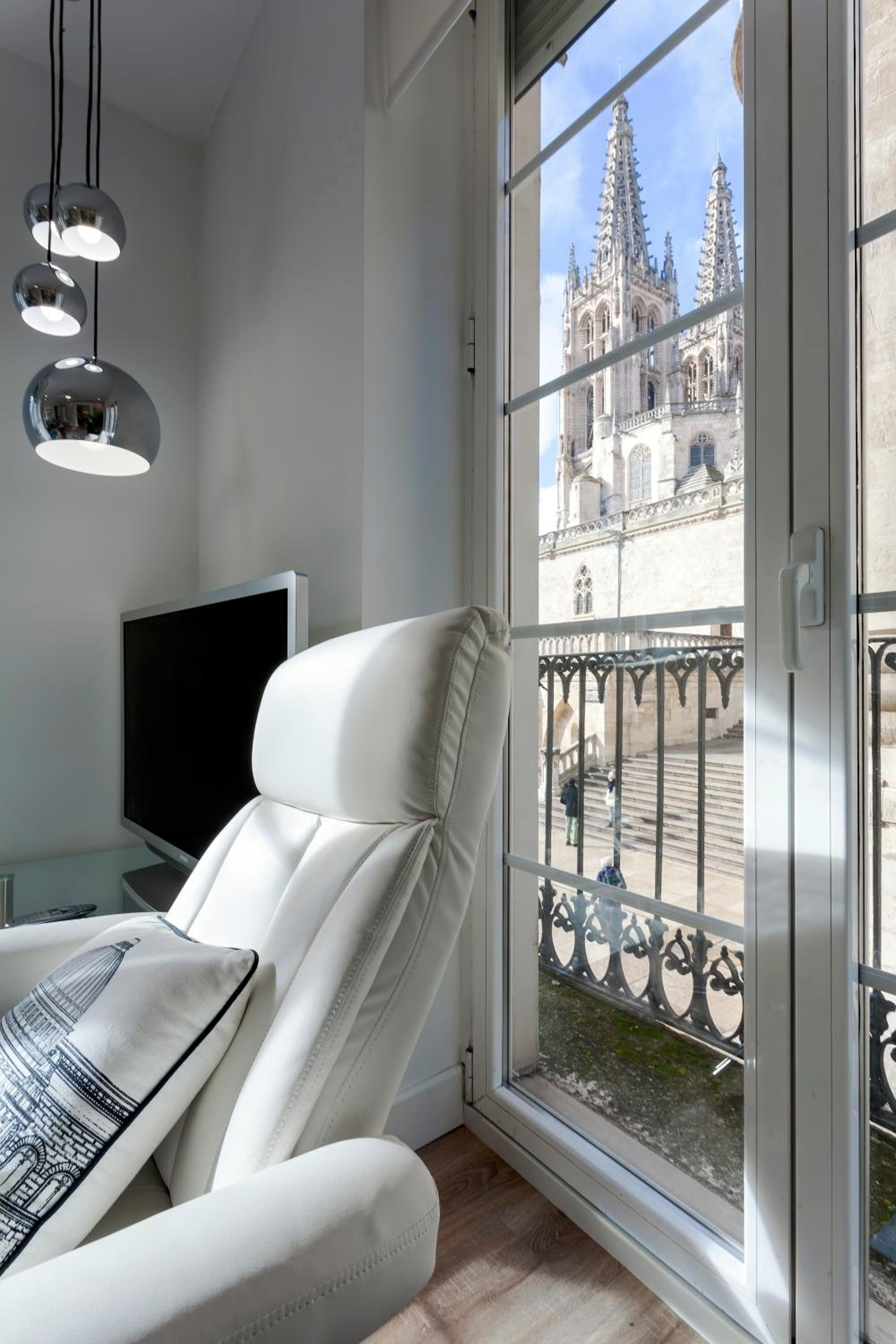 Apartment with Balcony - Photo 12