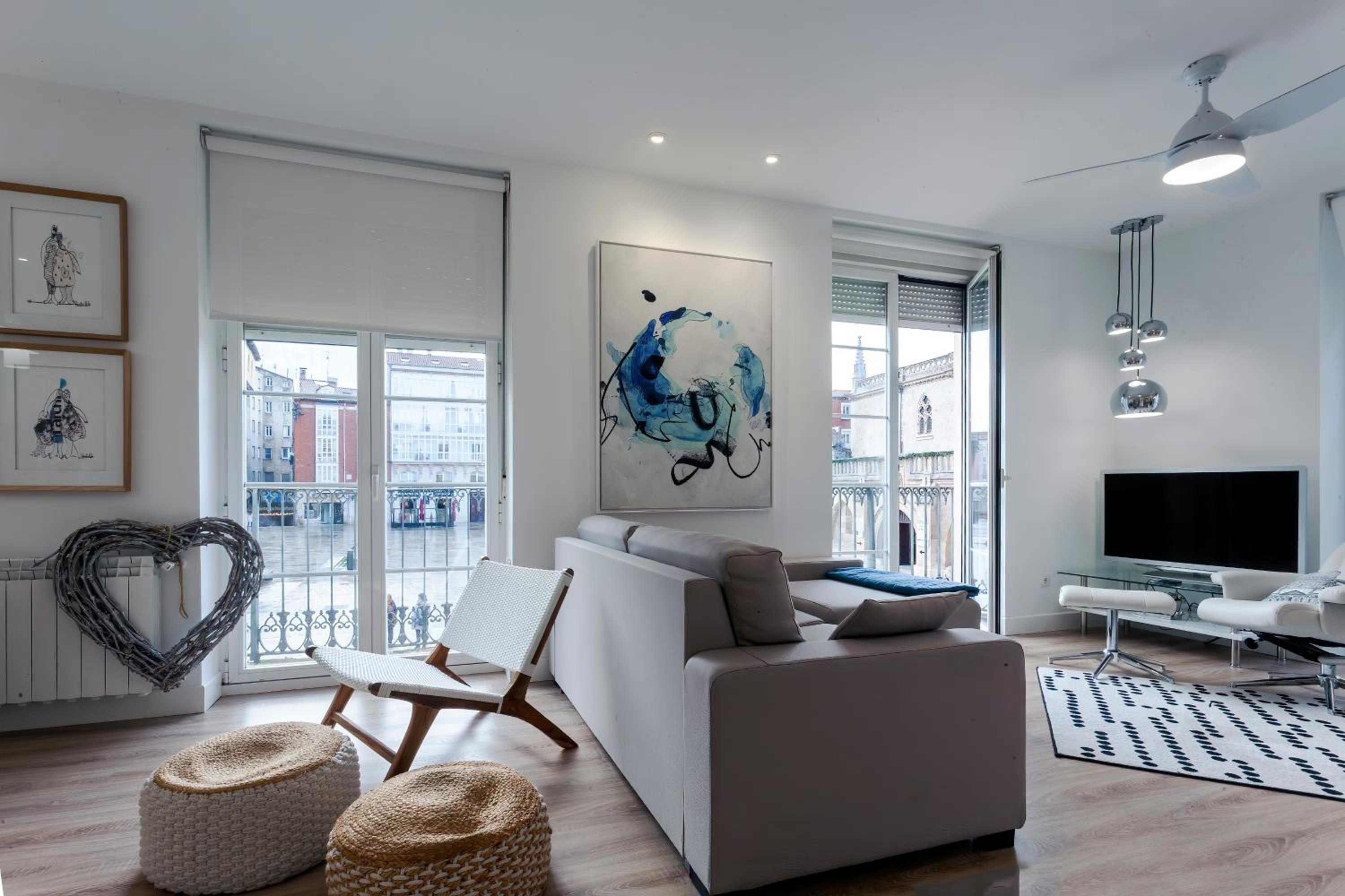 Apartment with Balcony - Photo 9