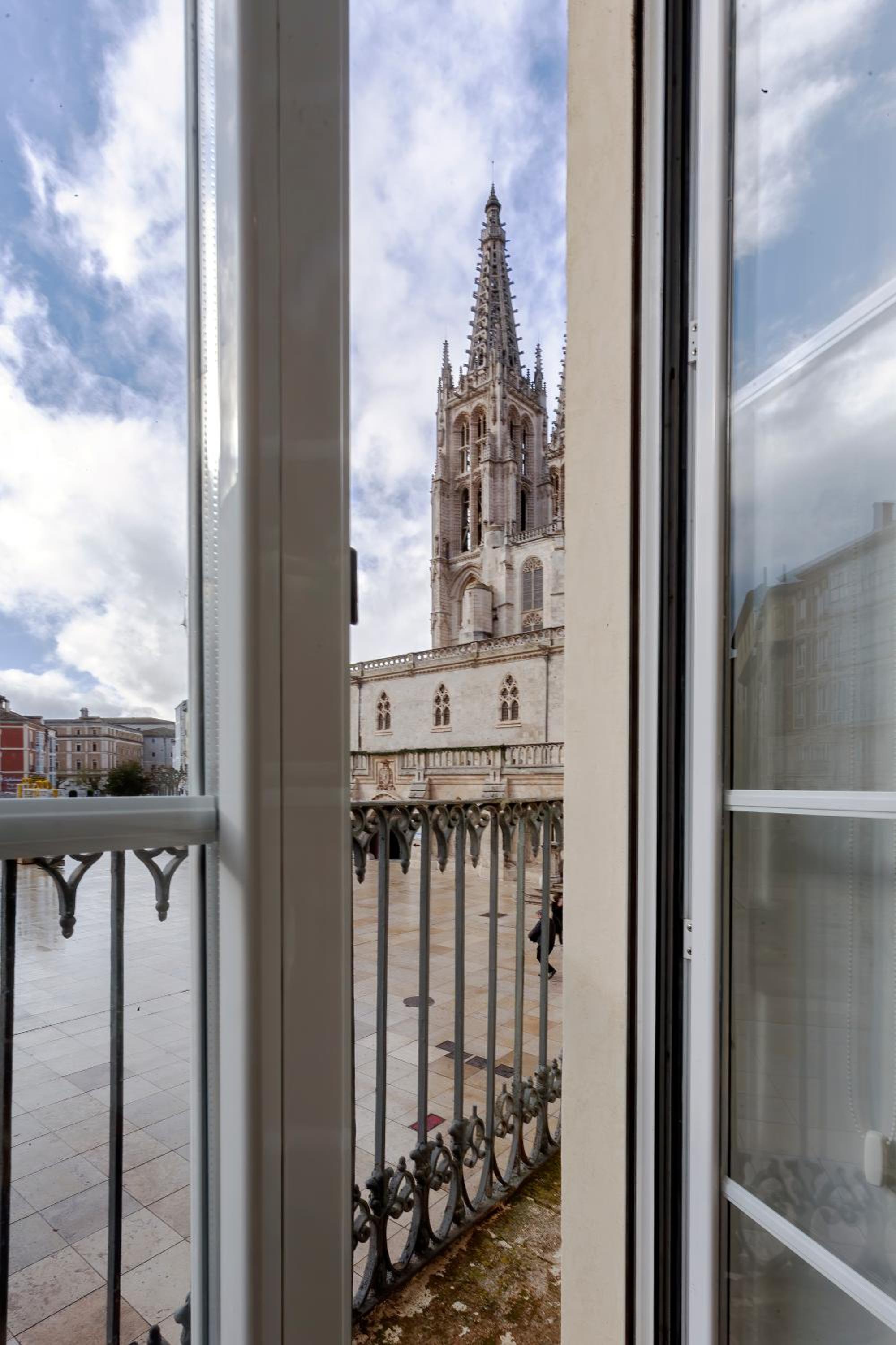 Apartment with Balcony - Photo 7
