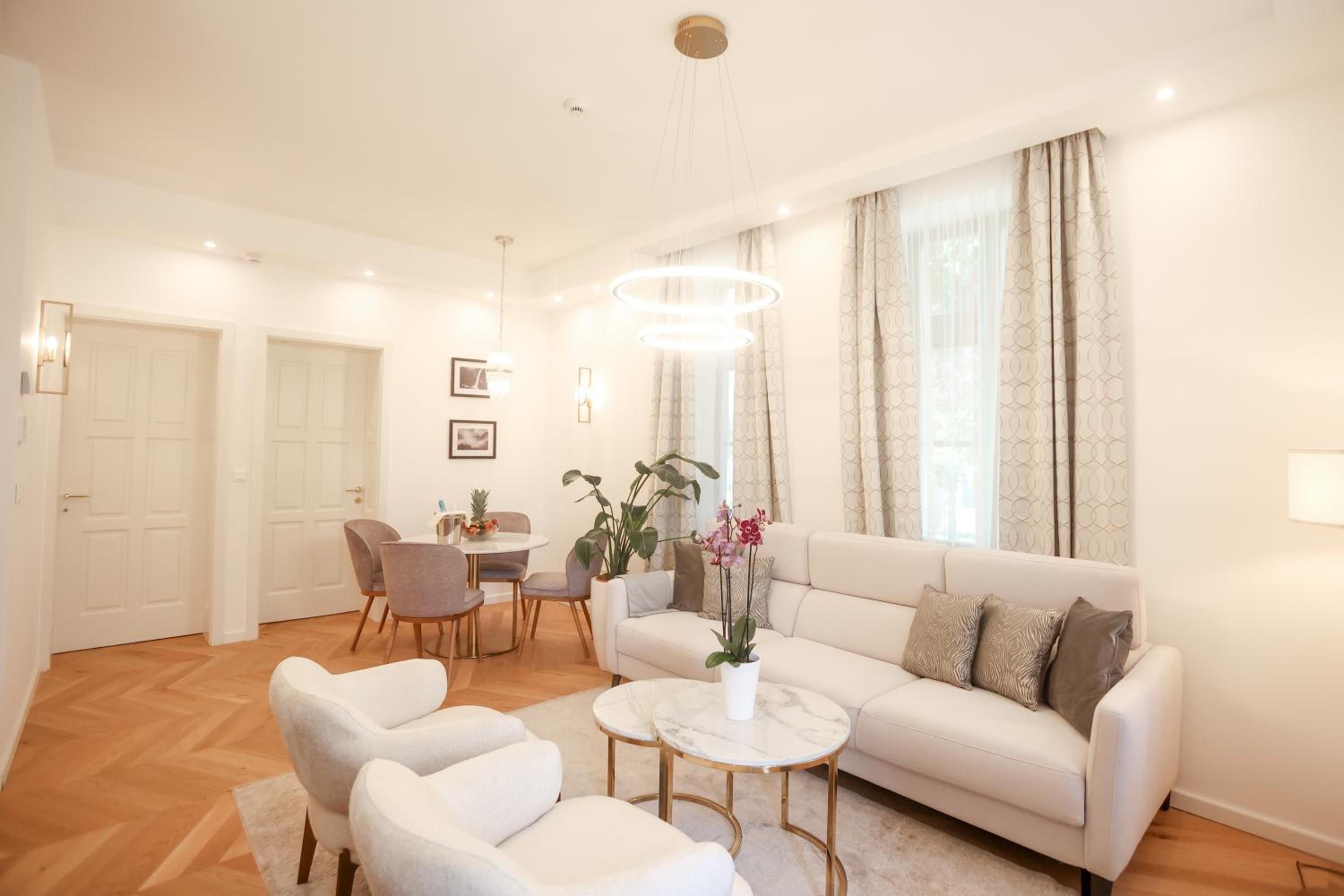 Deluxe Suite - Photo 1