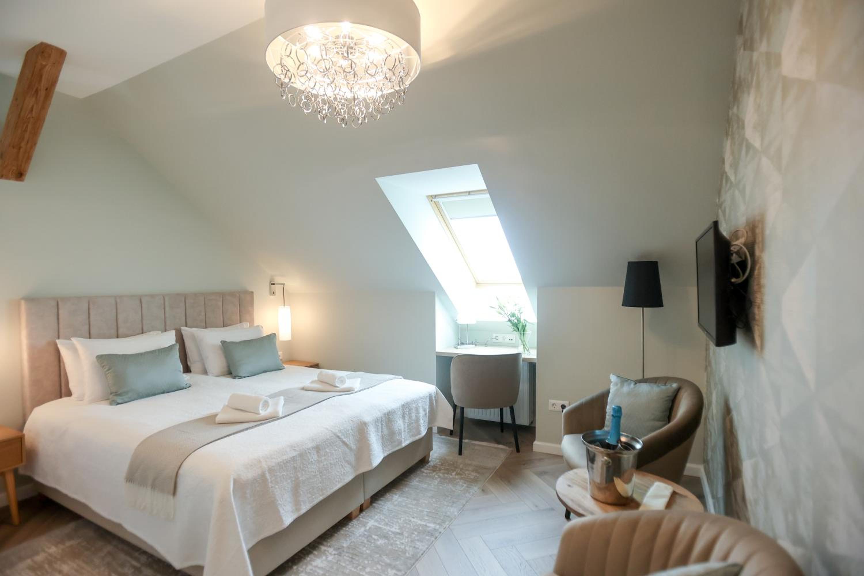 Deluxe Room - Photo 1