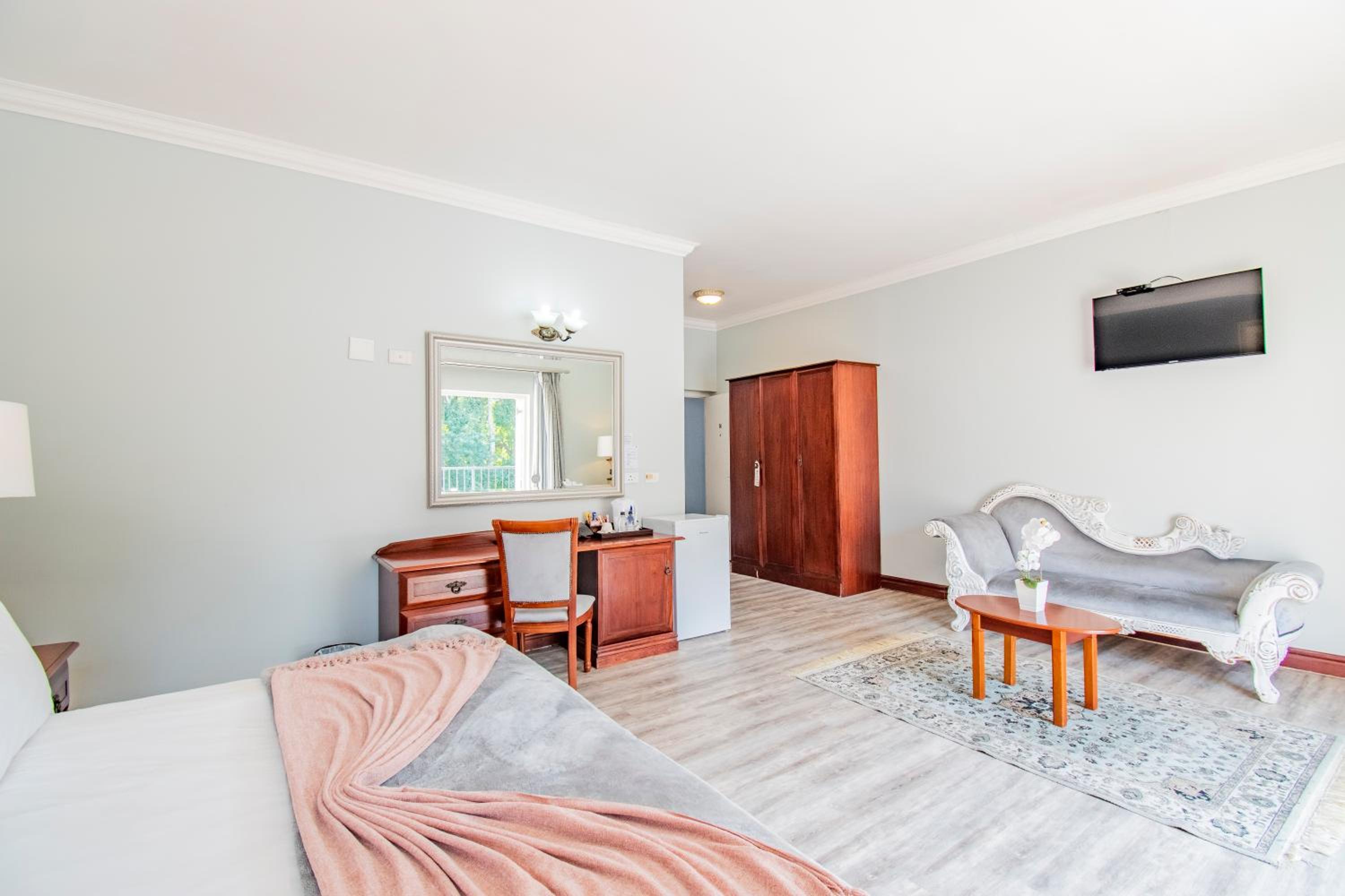 Deluxe Double Room with Balcony - Photo 5