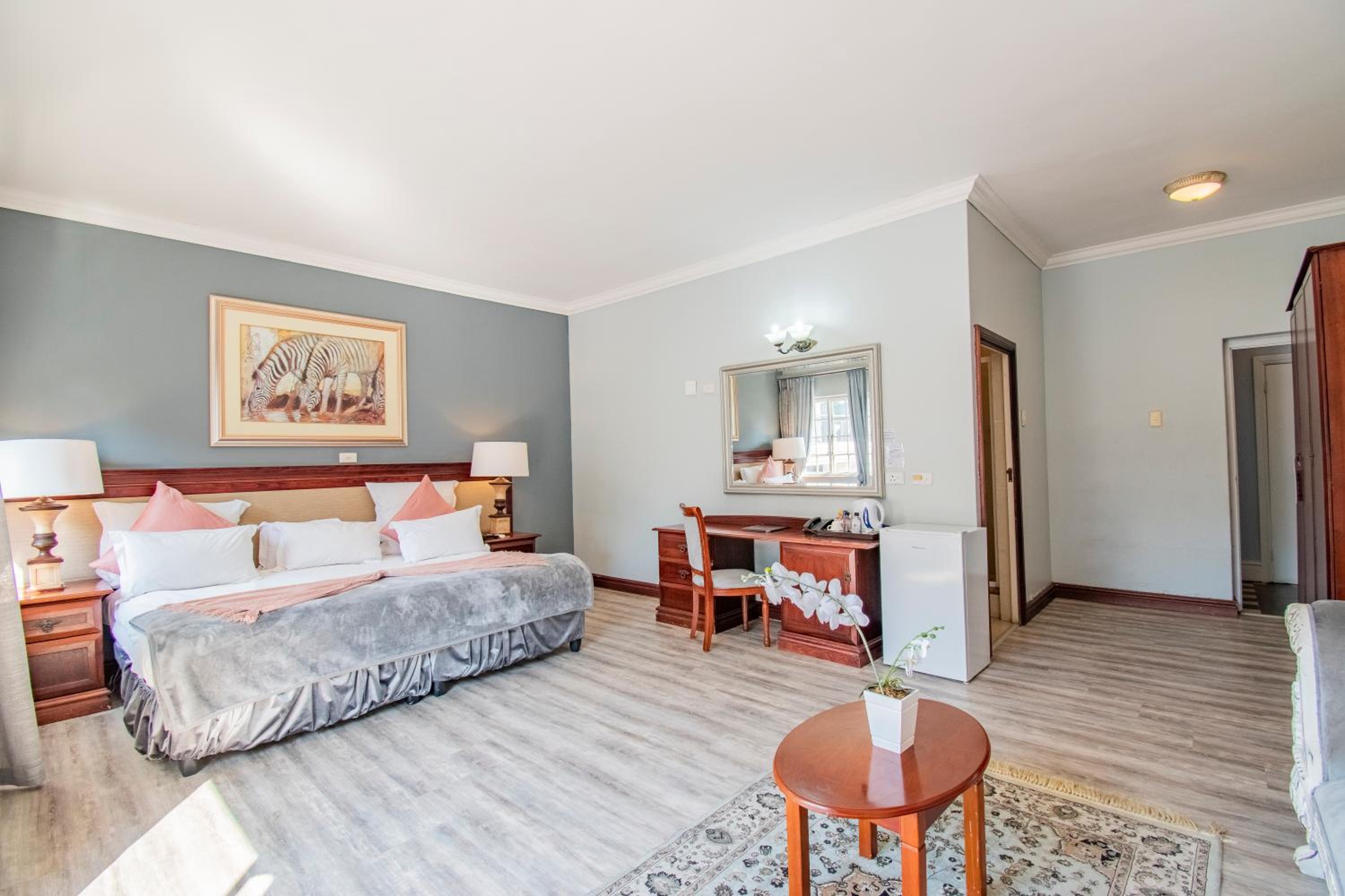 Deluxe Double Room with Balcony - Photo 9