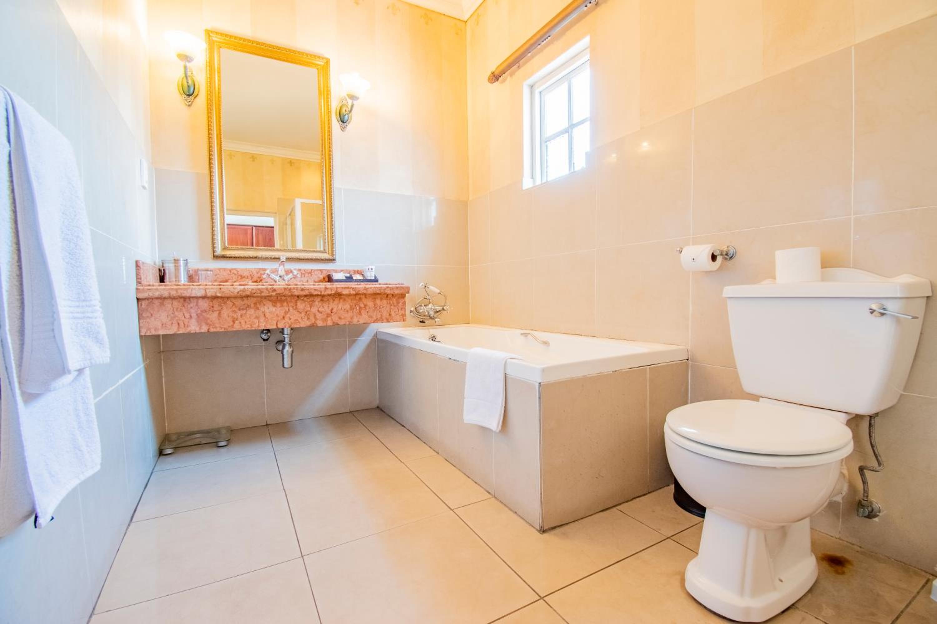 Deluxe Double Room with Balcony - Photo 7
