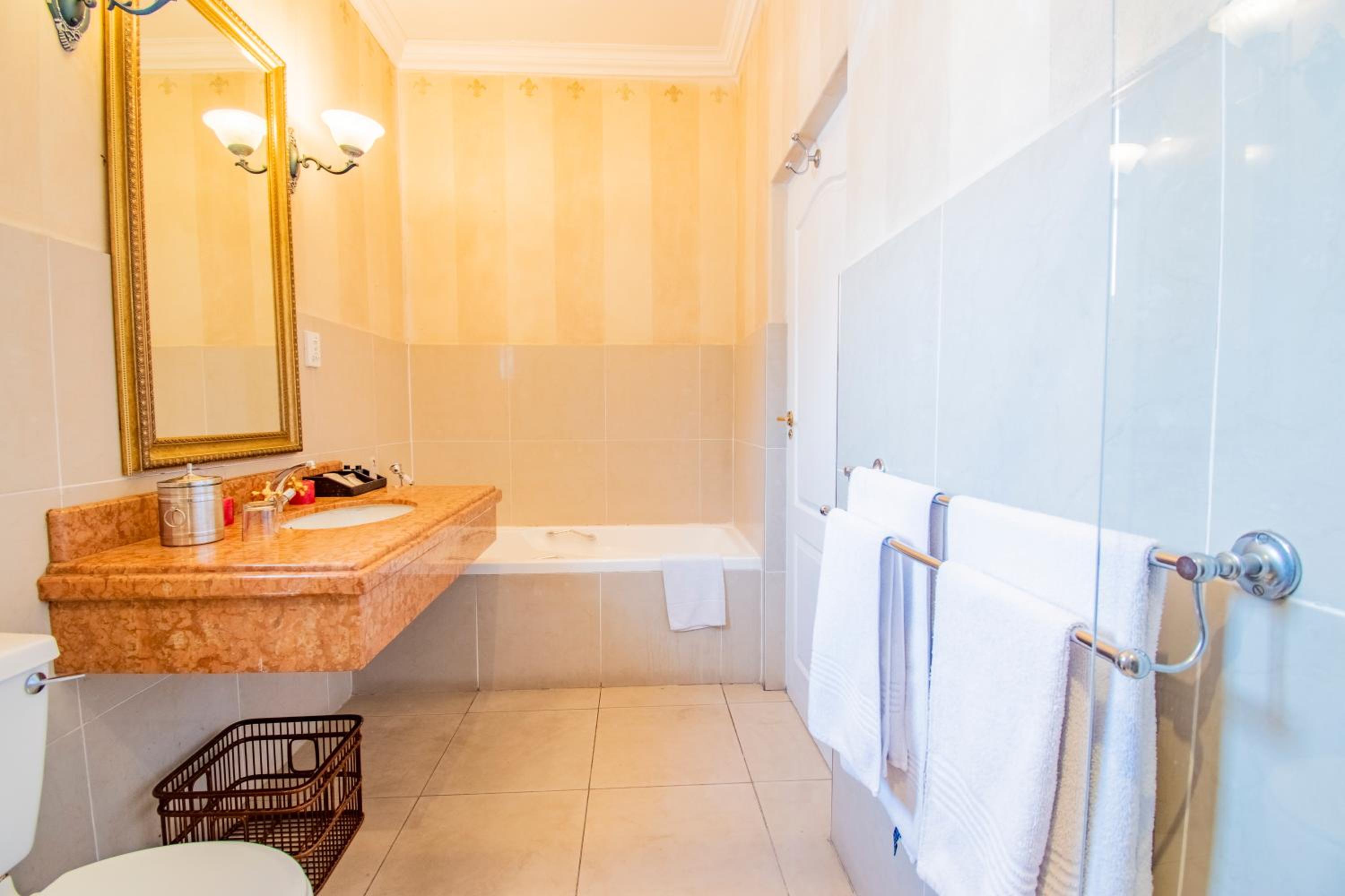 Deluxe Double Room with Balcony - Photo 8