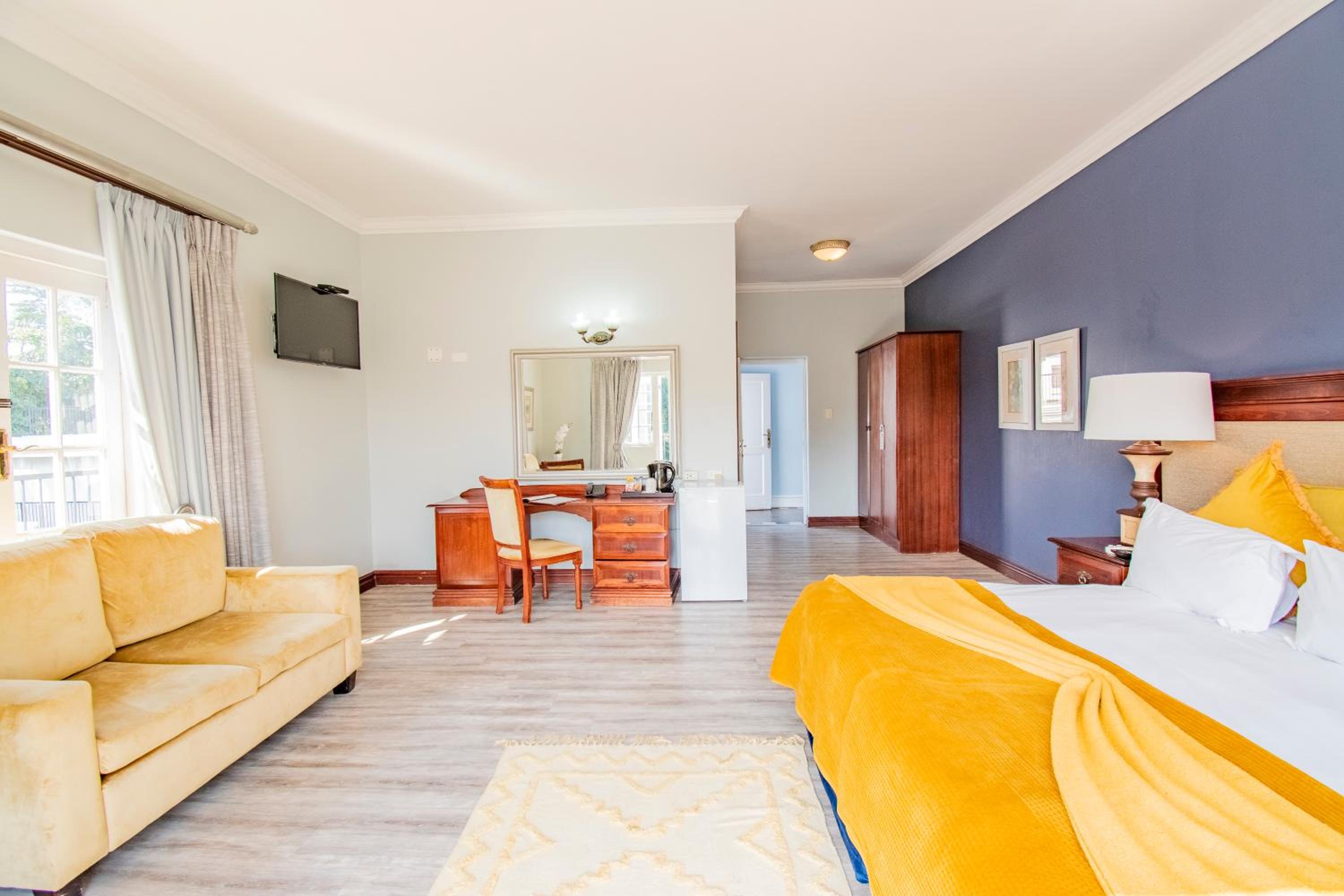 Deluxe Double Room with Balcony - Photo 10