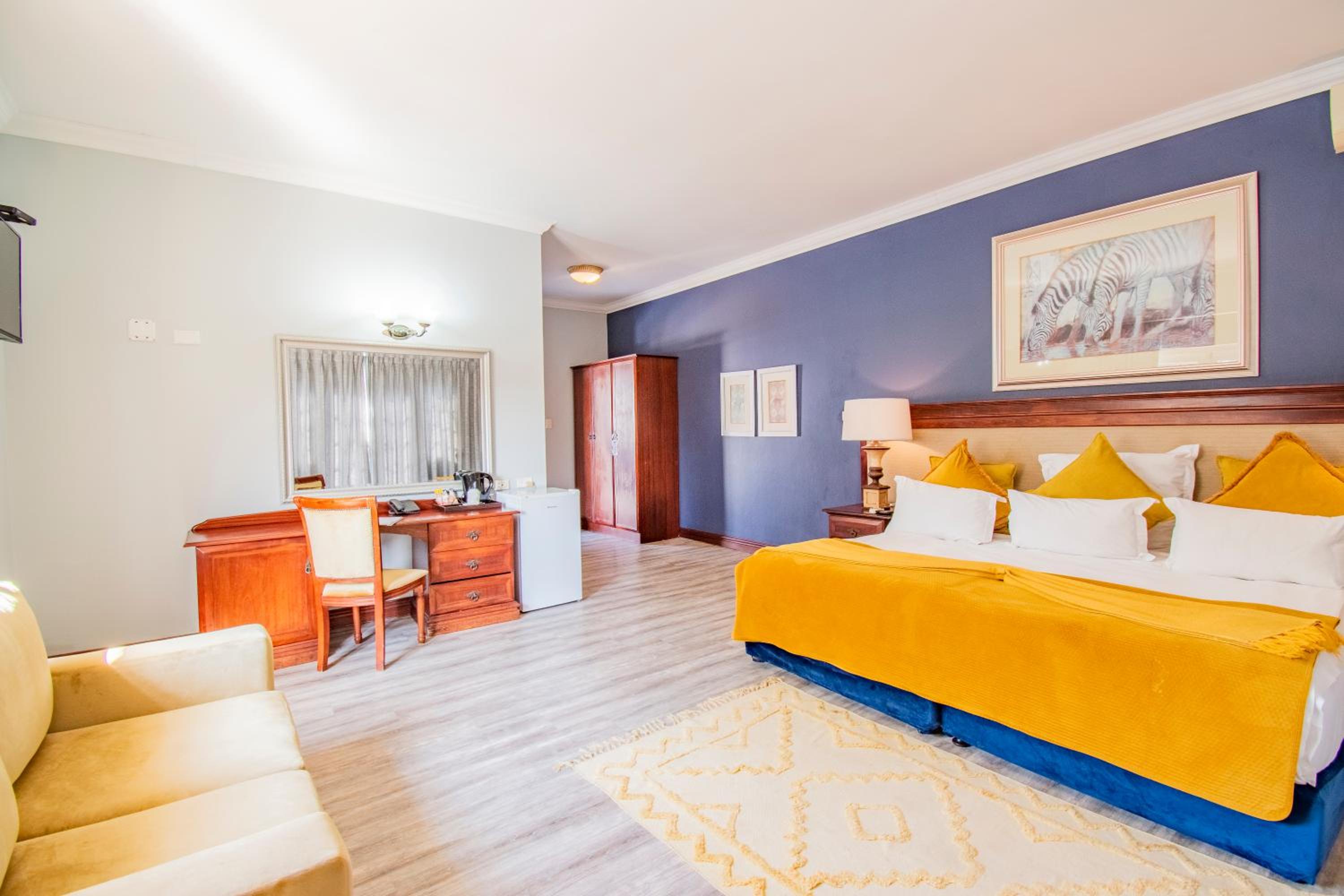 Deluxe Double Room with Balcony - Photo 11