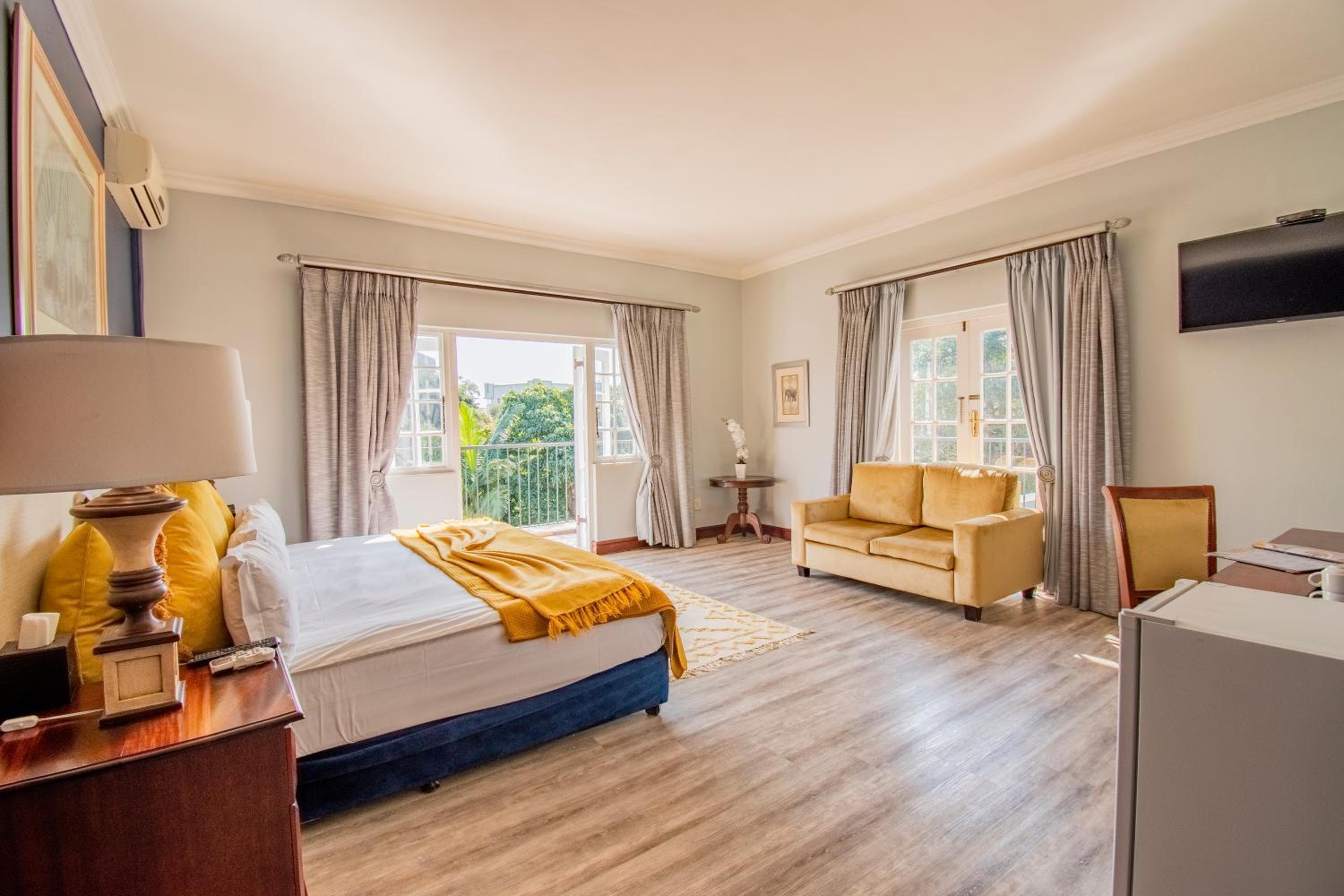 Deluxe Double Room with Balcony - Photo 12