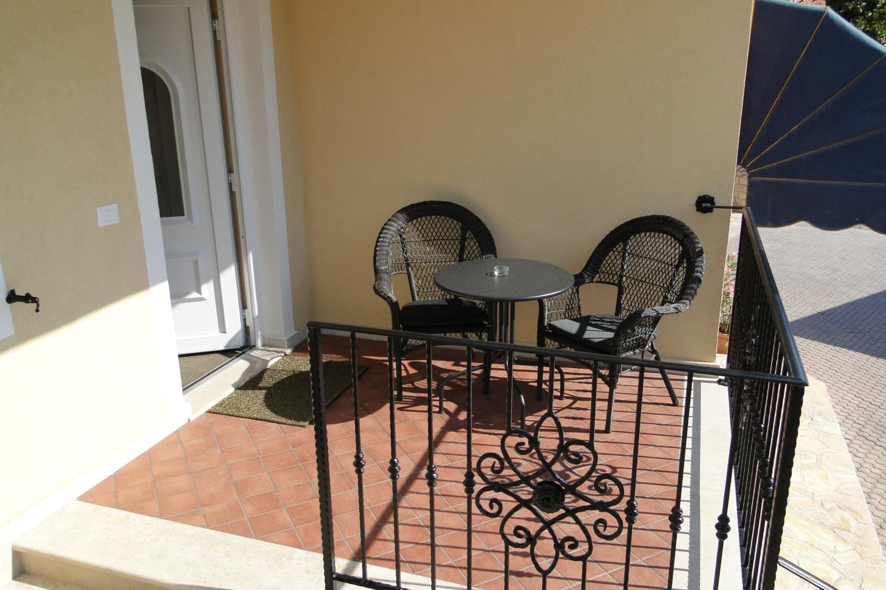 Studio Apartment with Balcony photo 3