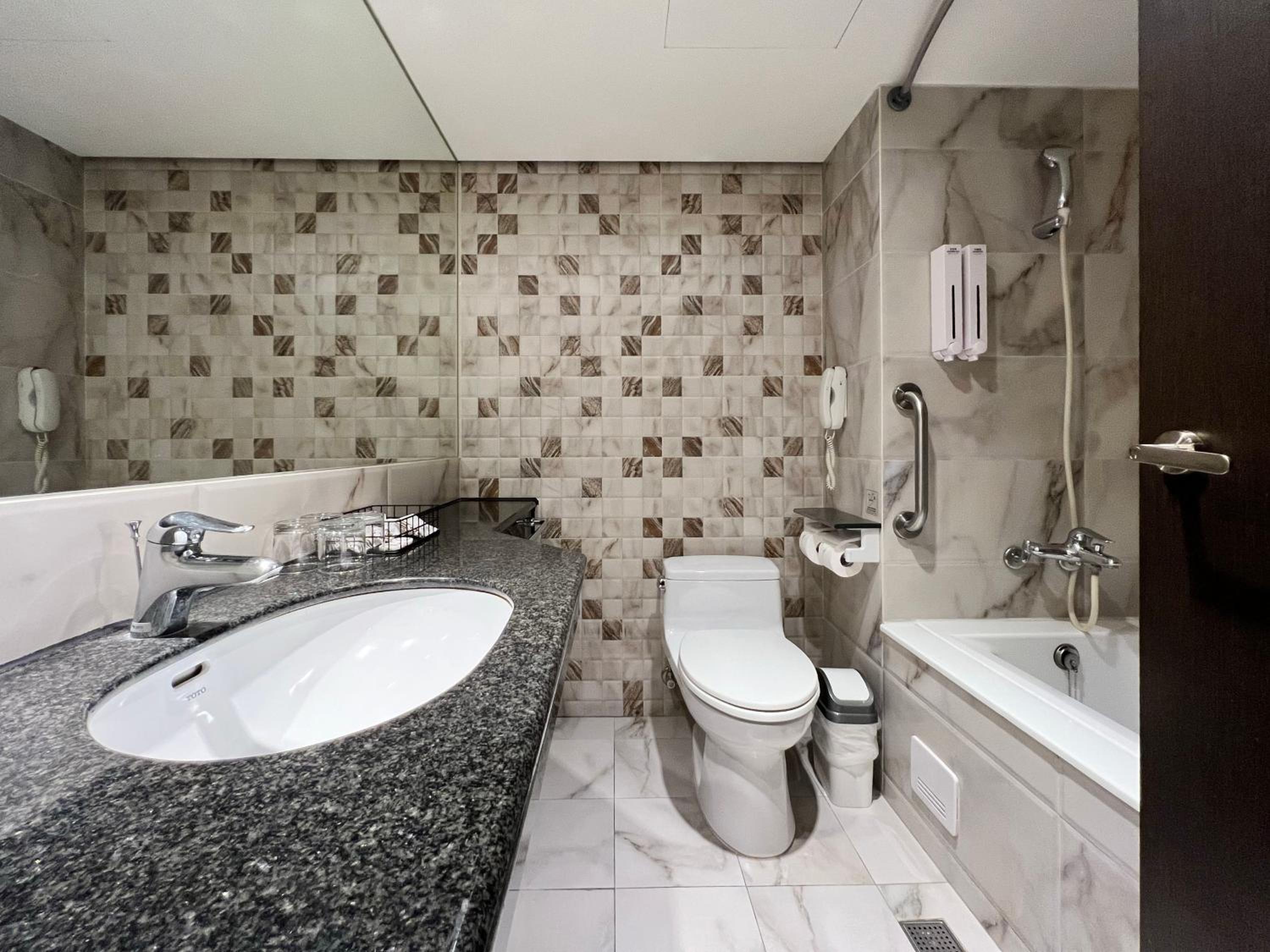 Standard Quadruple Room - No Window