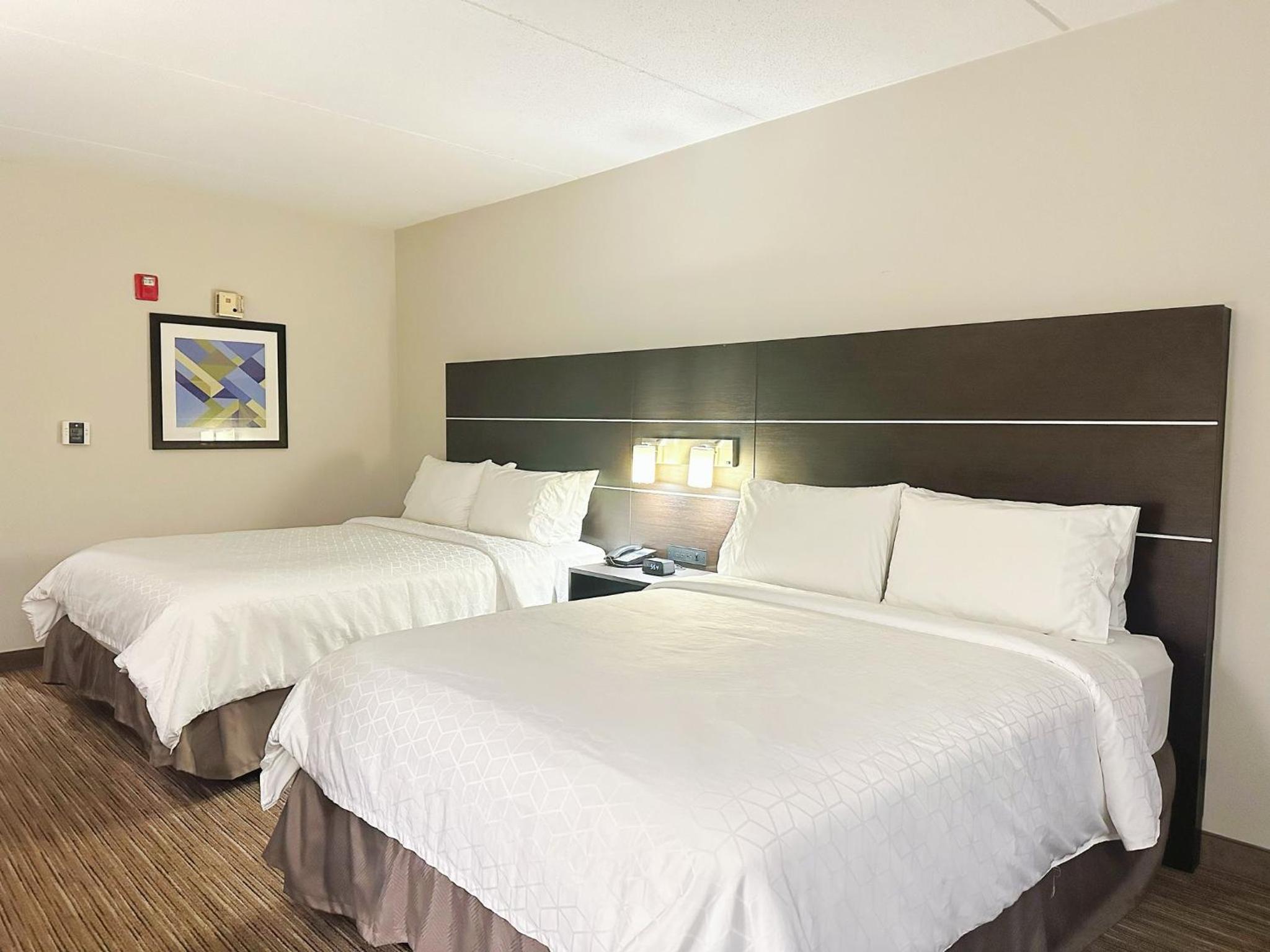 Standard Queen Room with Two Queen Beds and Mobility Accessible Tub