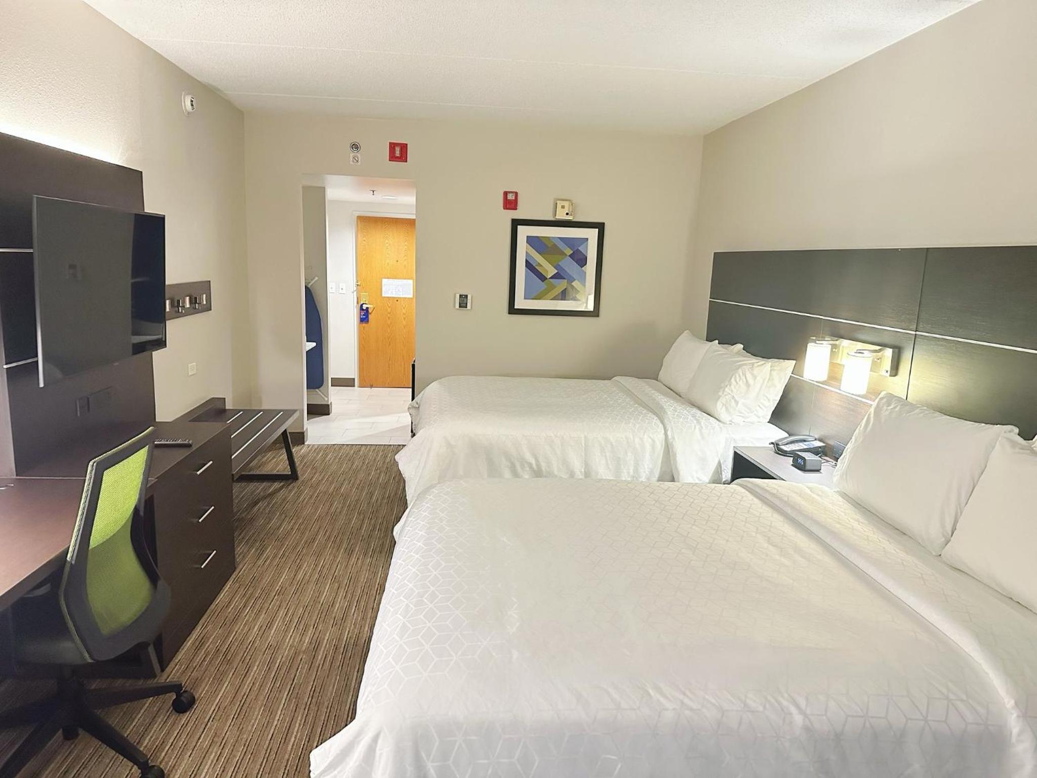 Standard Queen Room with Two Queen Beds and Mobility Accessible Tub, photo 6