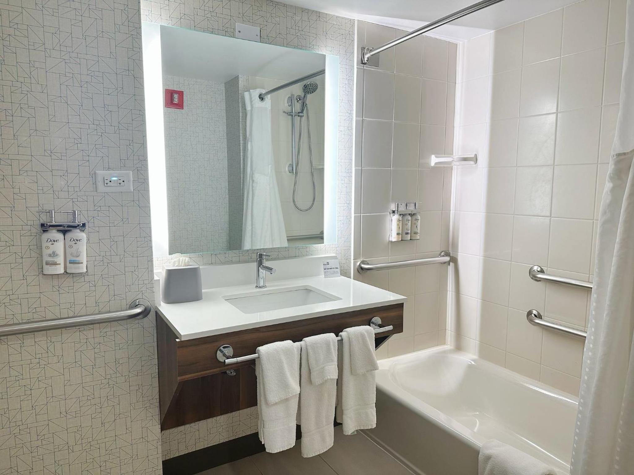 King Room - Mobility Access/Hearing Accessible - Photo 3