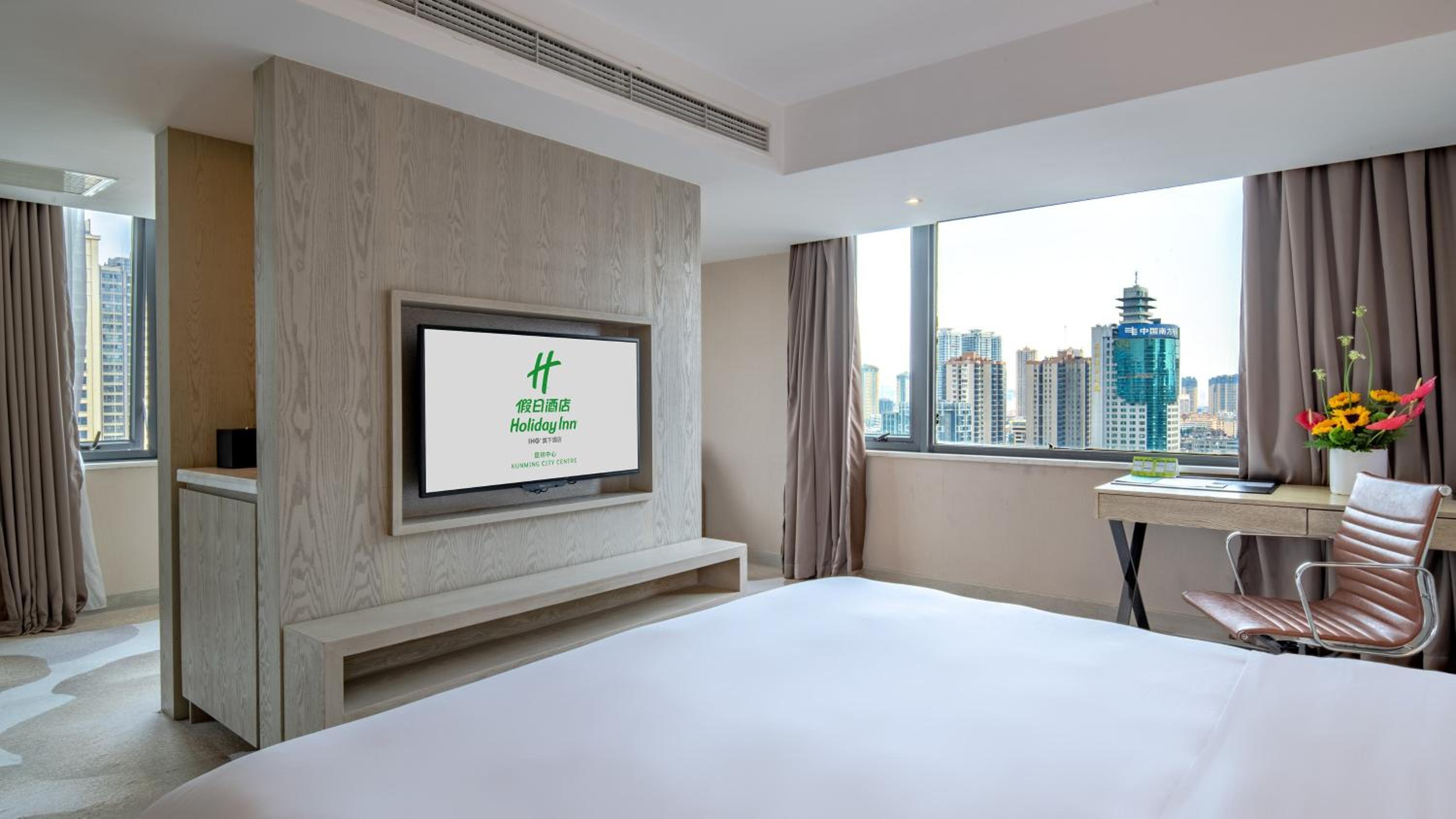 Premium King Room with City View - Photo 2