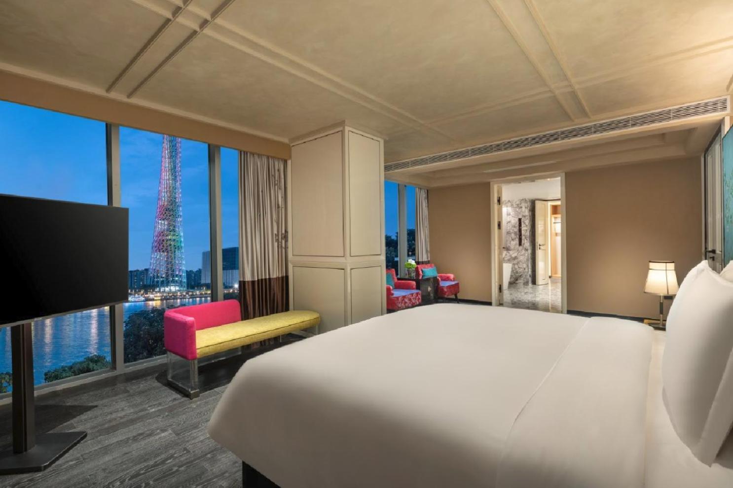 1 King 1 Bdrm Suite Living Dining Area River View