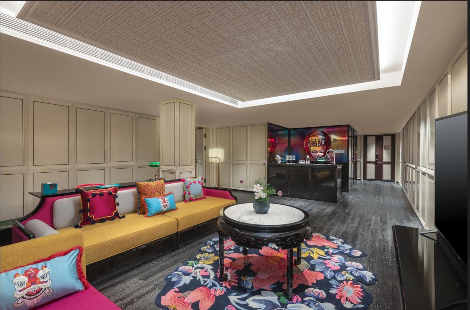 1 King 1 Bdrm Suite Living Dining Area River View