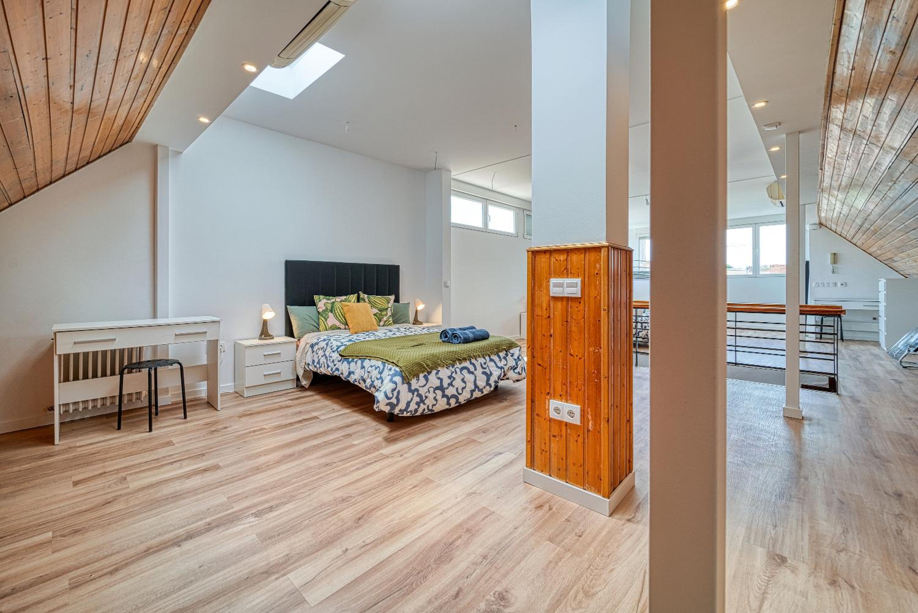 Family Room with Shared Bathroom photo 3