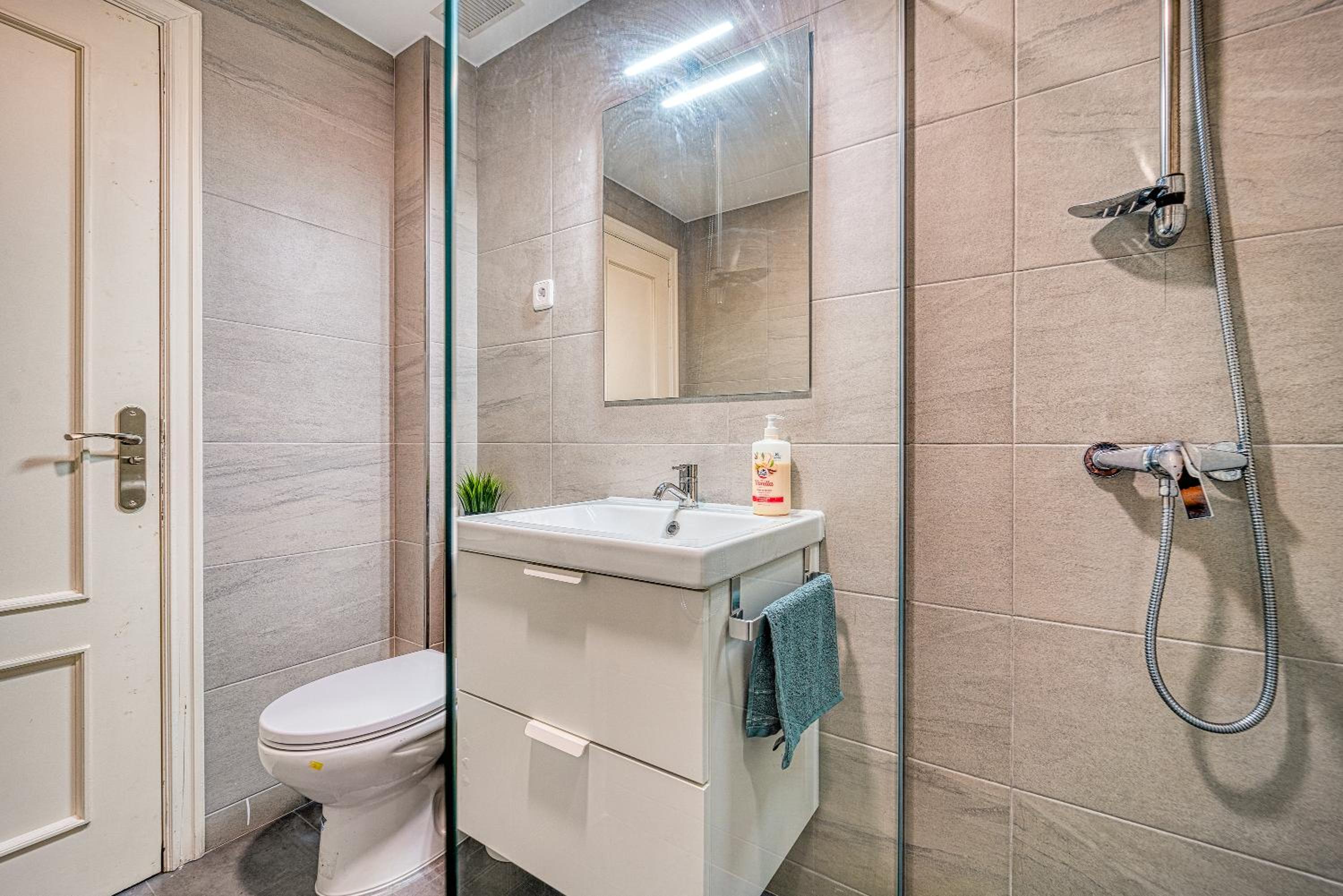 Family Room with Shared Bathroom photo 3