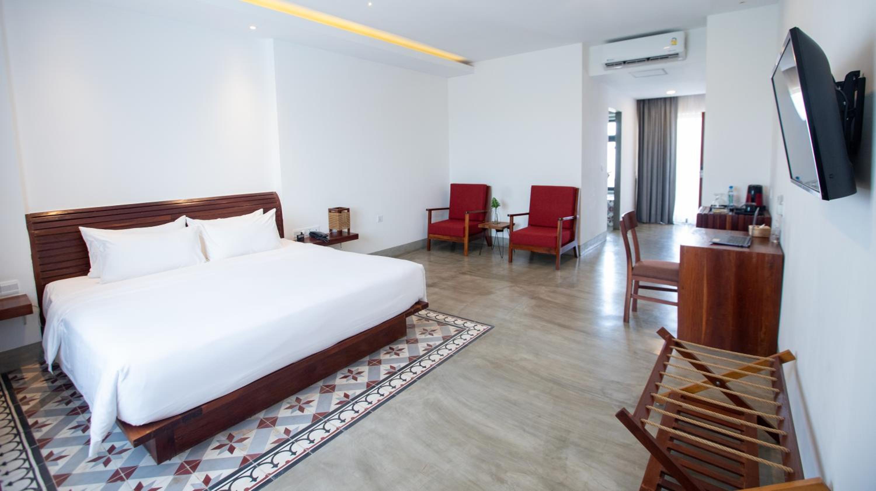 Deluxe Double with Balcony, Pool View - Photo 8