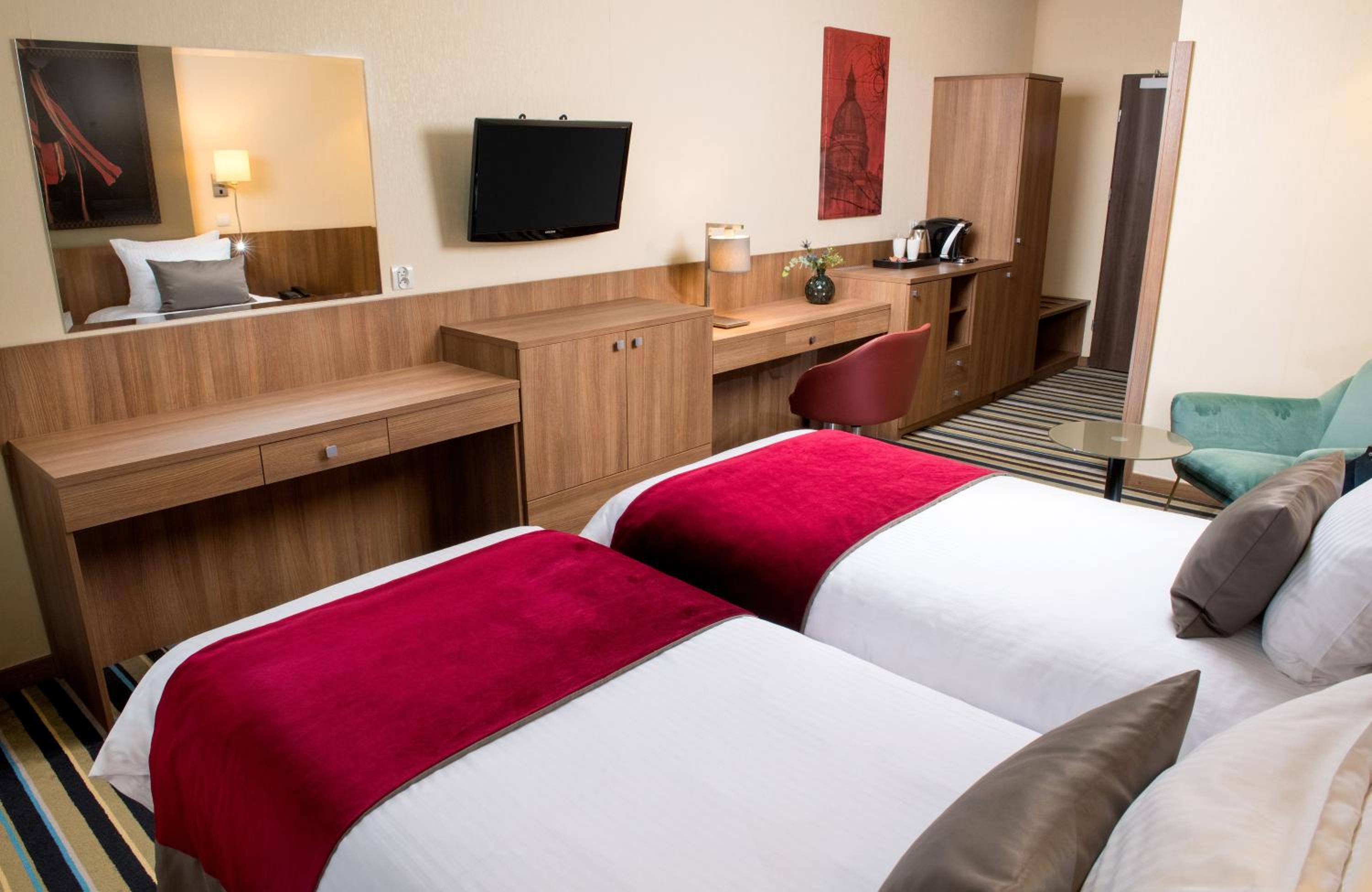 Comfort Double or Twin Room with Extra Bed thumbnail 6