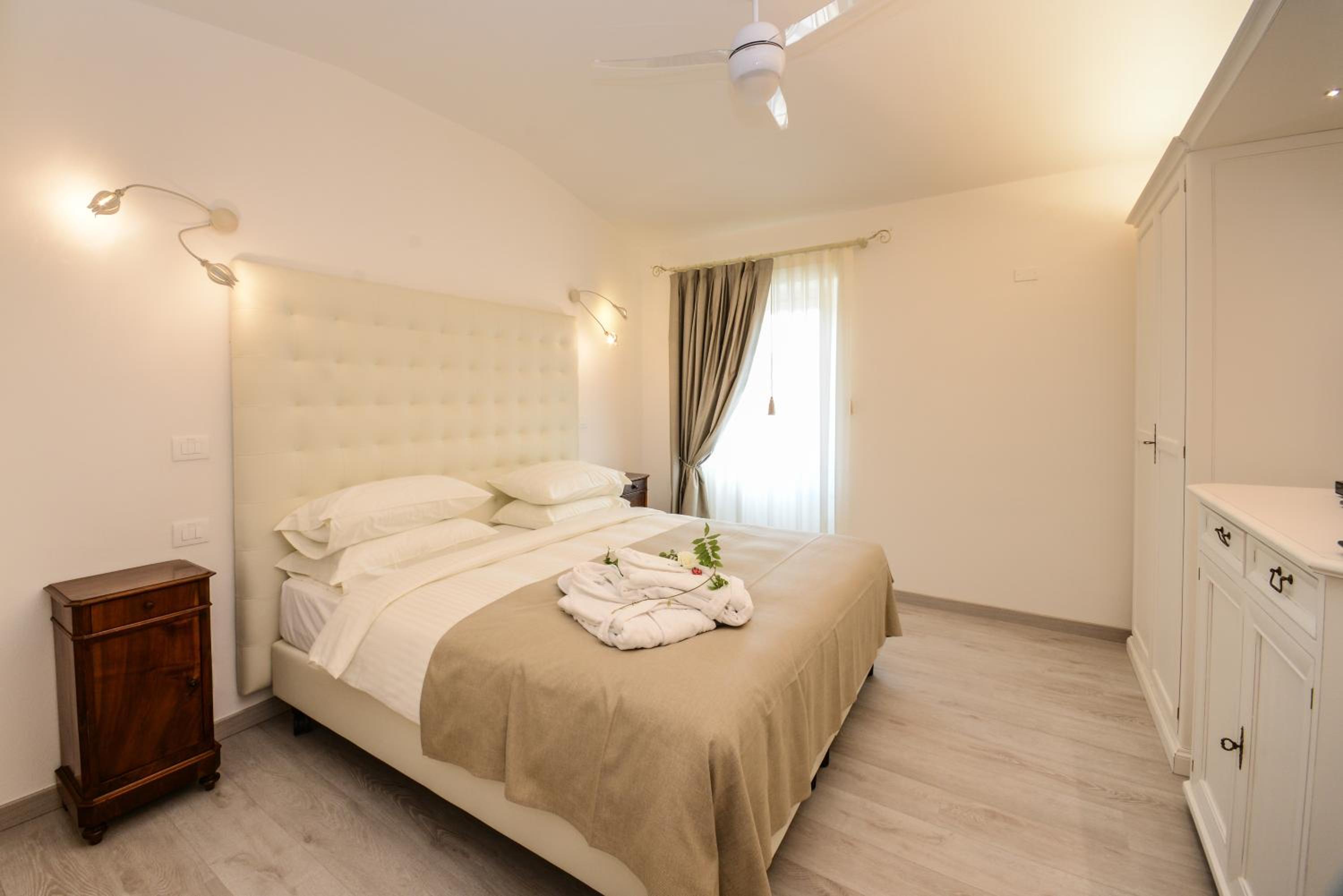 Deluxe Suite With Partial Lake View photo 1