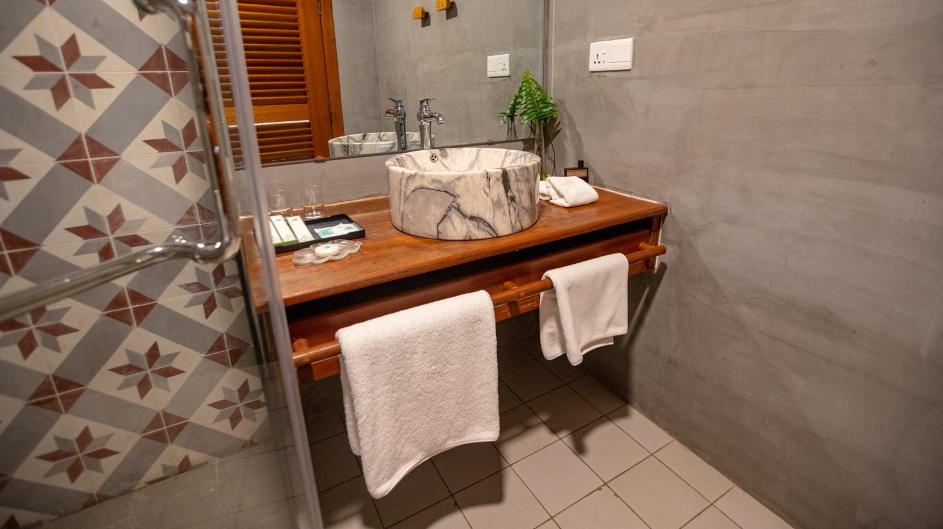 Deluxe Double Room - Photo 11