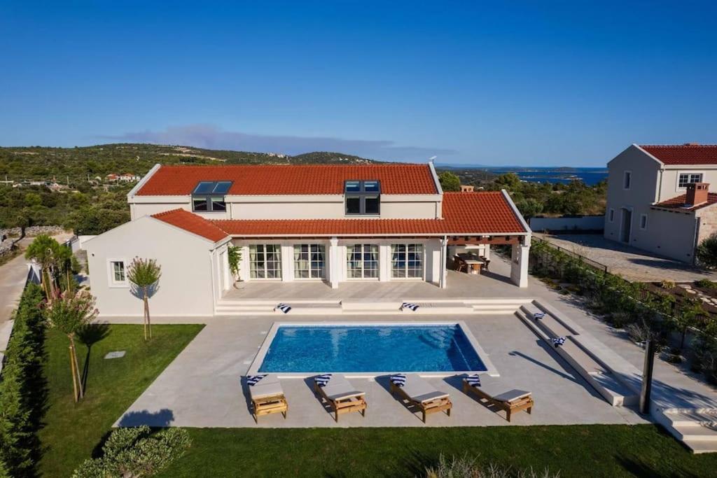 Three-Bedroom Villa photo 2