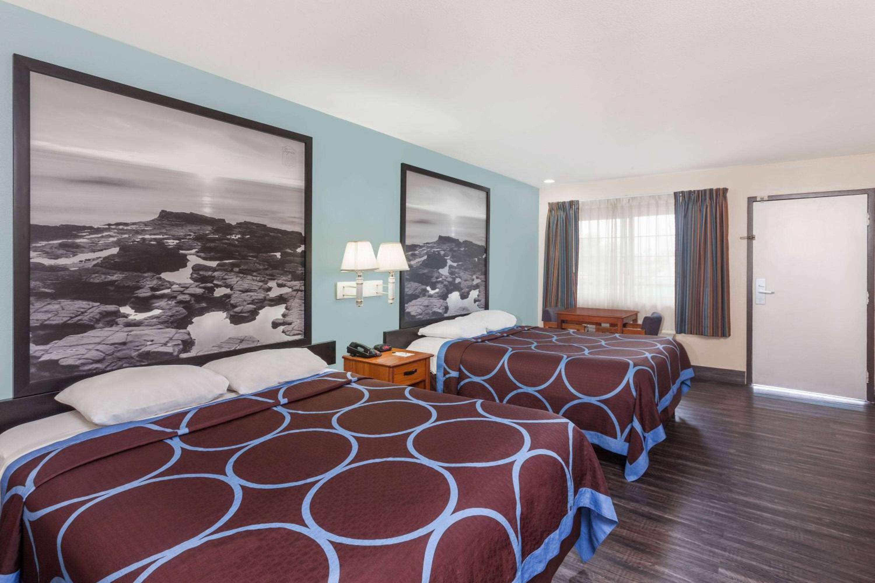 Queen Room with Two Queen Beds - Non-Smoking - Photo 3