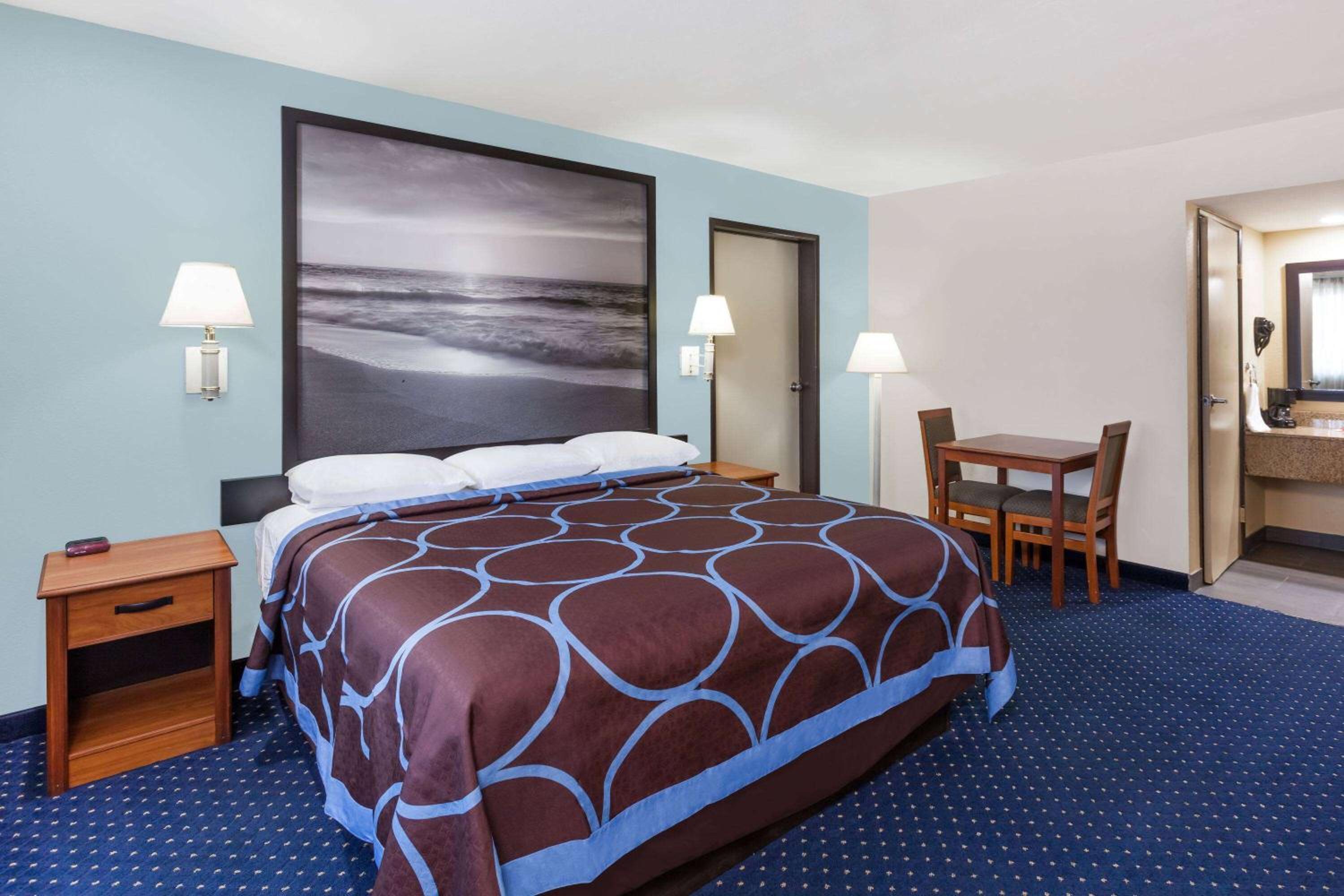 Deluxe King Room - Non-Smoking - Photo 3