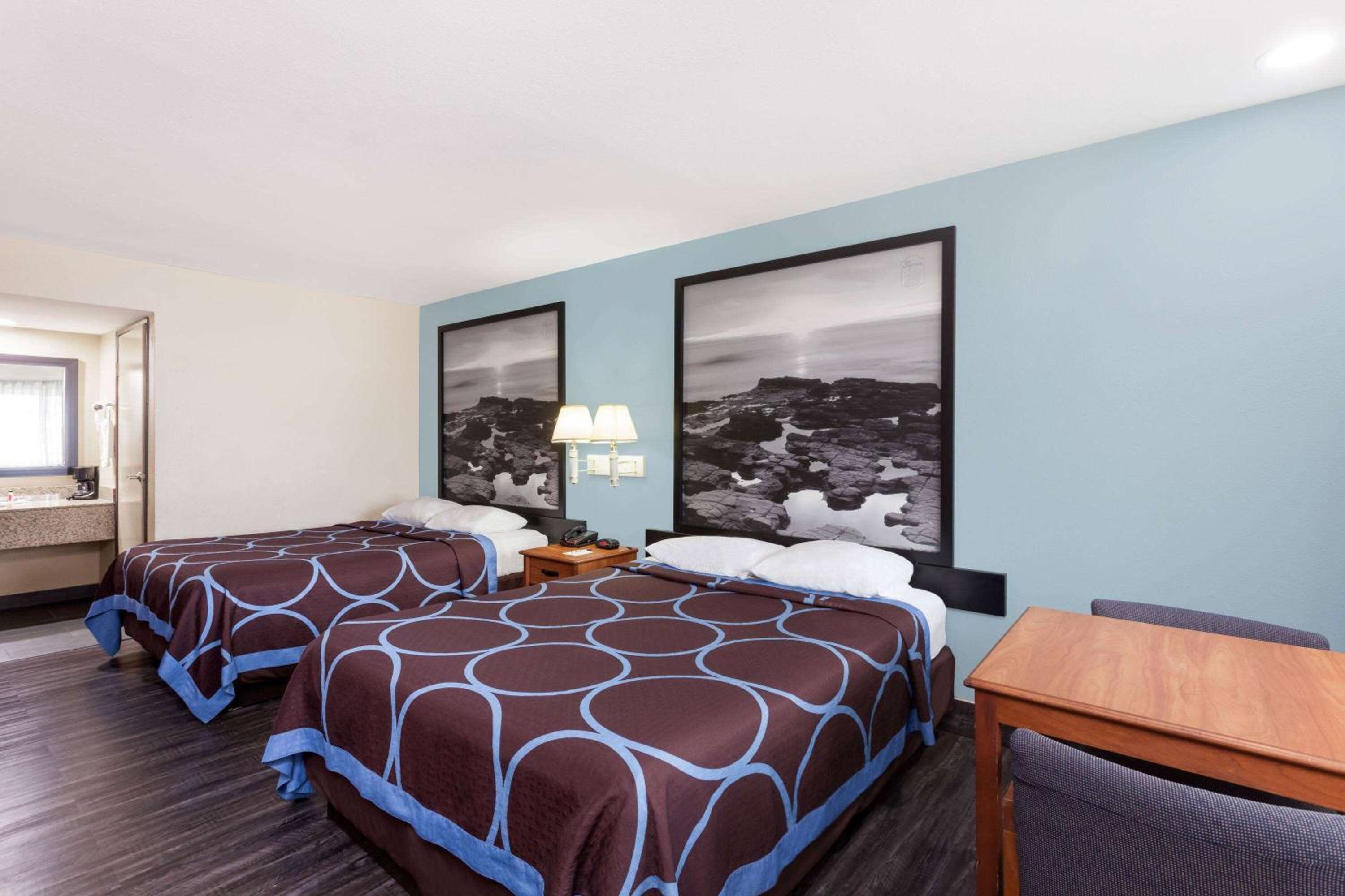 Queen Room with Two Queen Beds - Non-Smoking - Photo 1