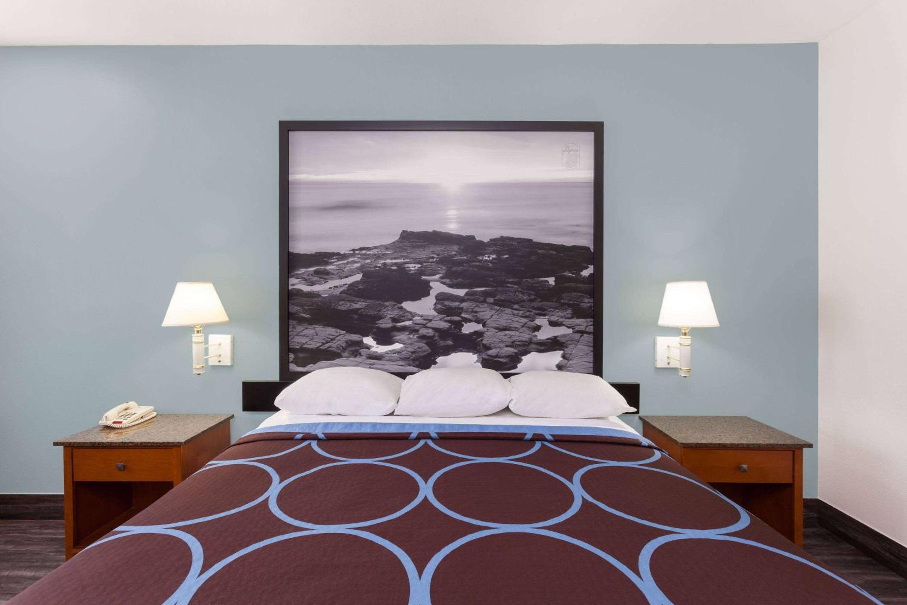 Deluxe King Room - Non-Smoking - Photo 4