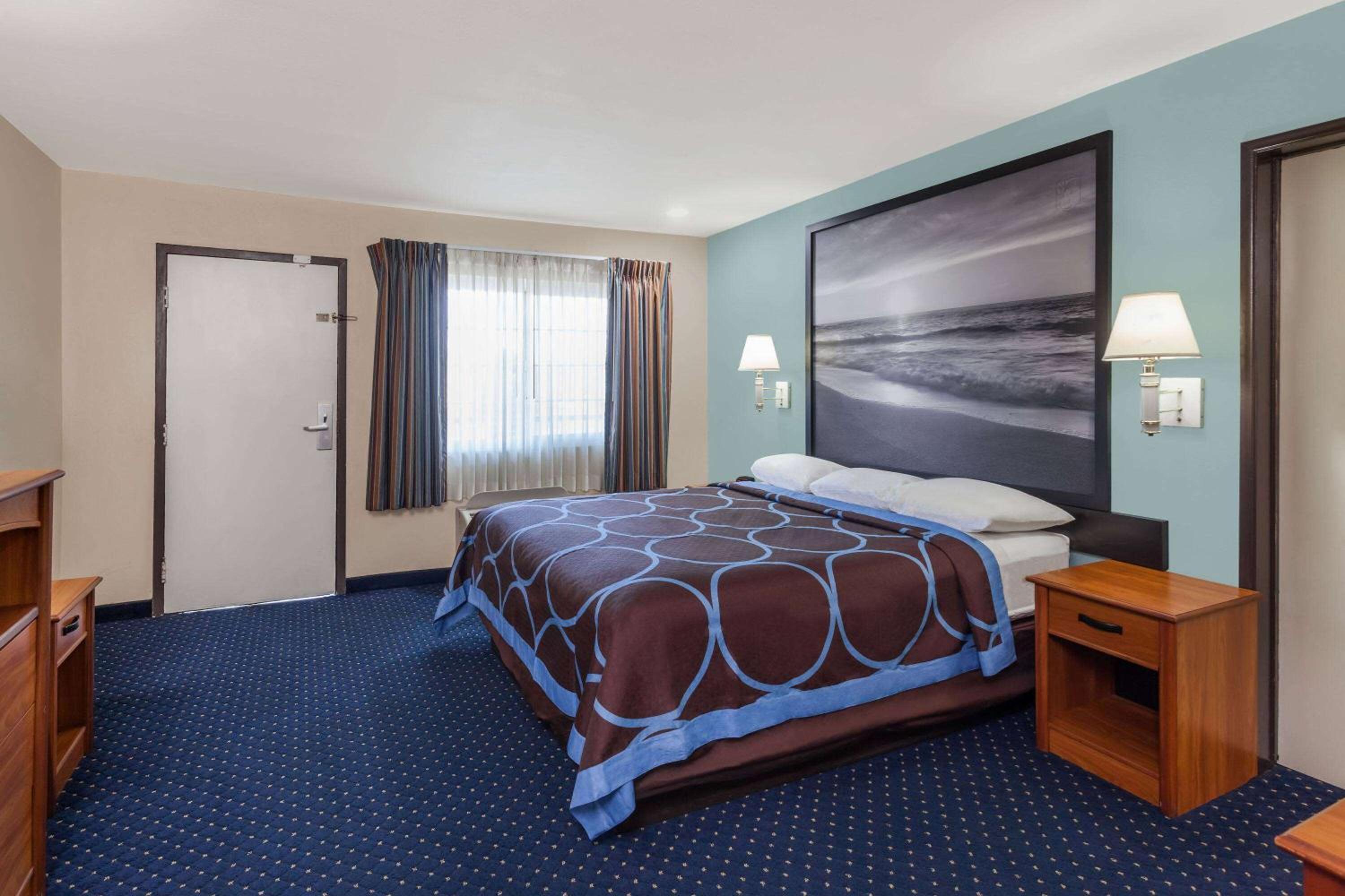 Deluxe King Room - Non-Smoking - Photo 6