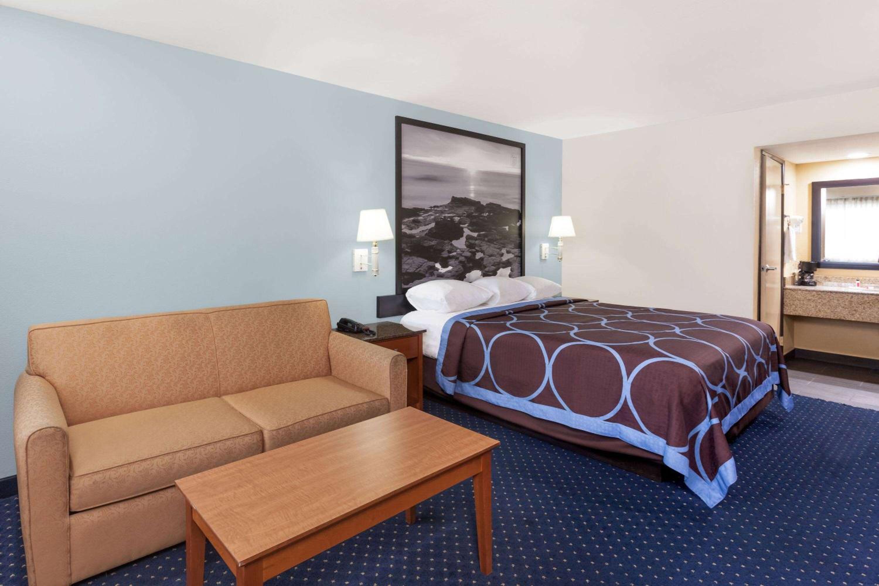 Deluxe King Room - Non-Smoking - Photo 1
