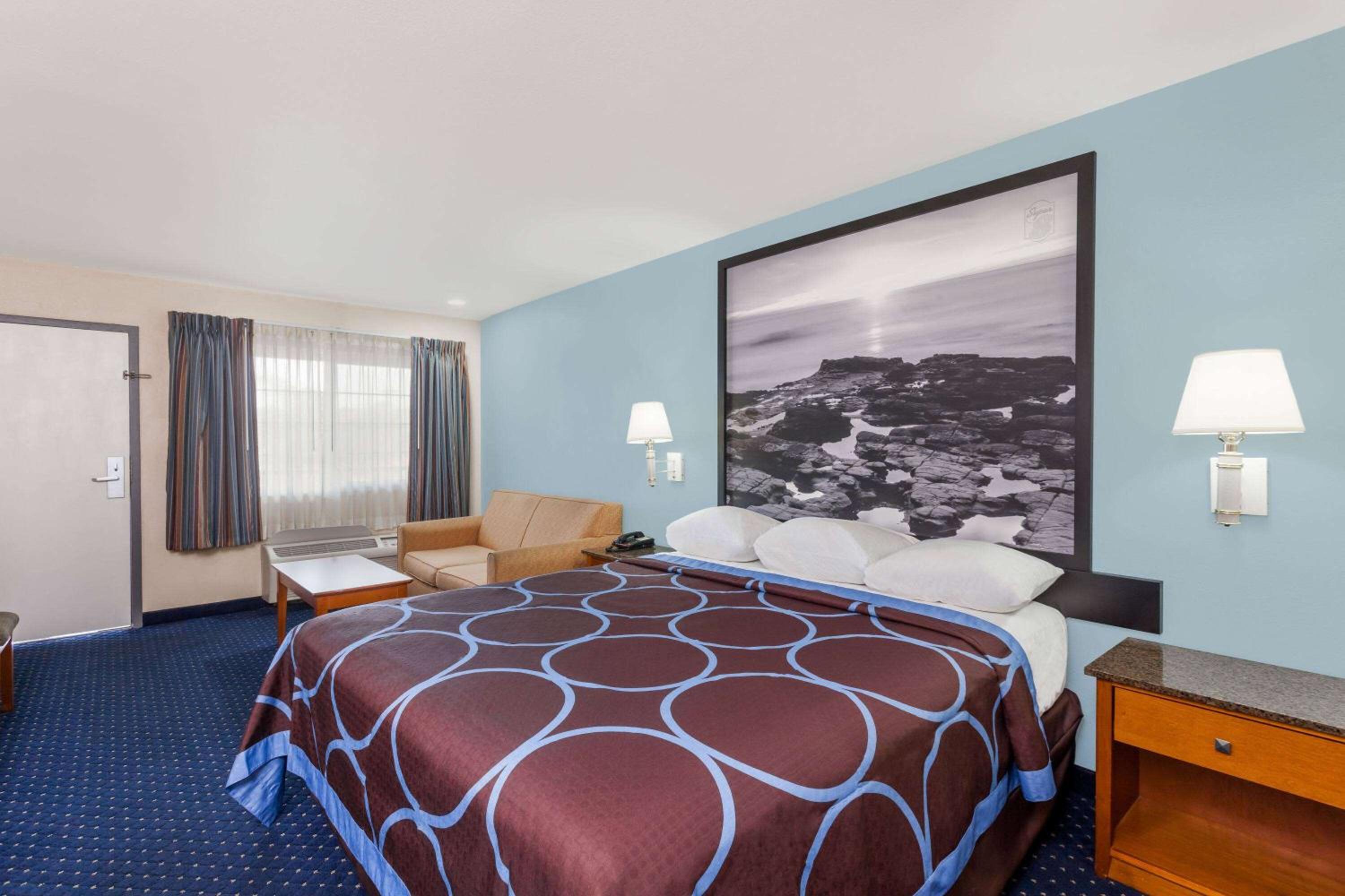 Deluxe King Room - Non-Smoking - Photo 7