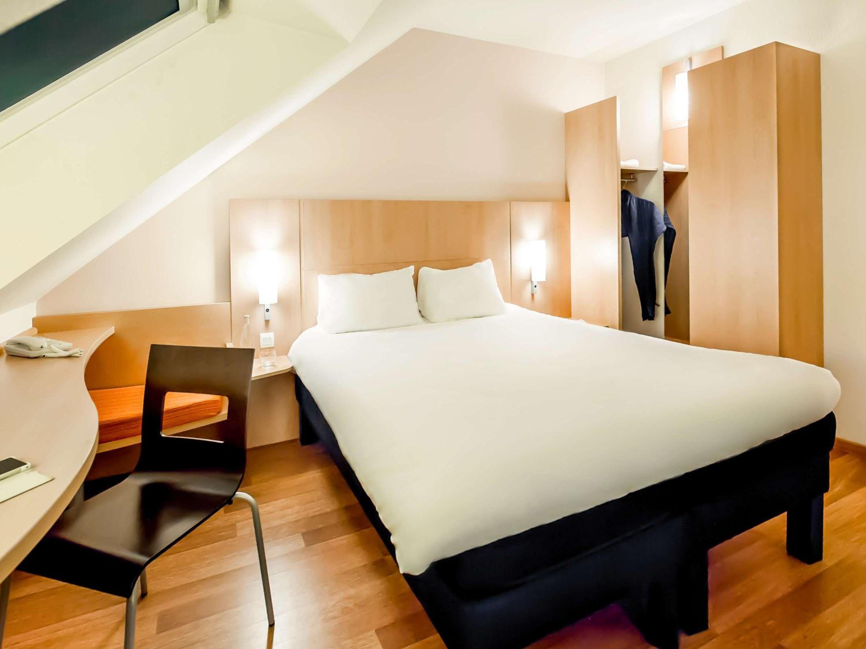 Standard Room with One Double Bed and One Single Bed