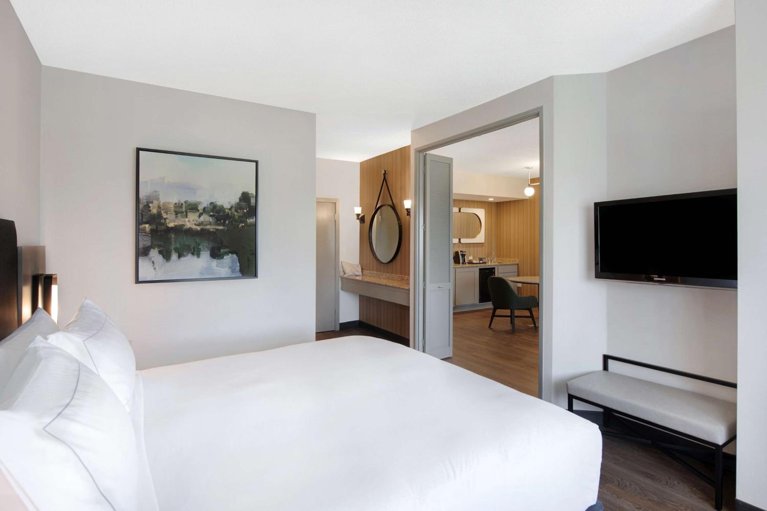 One-Bedroom King Suite with Sofa Bed - Non-Smoking - Photo 2