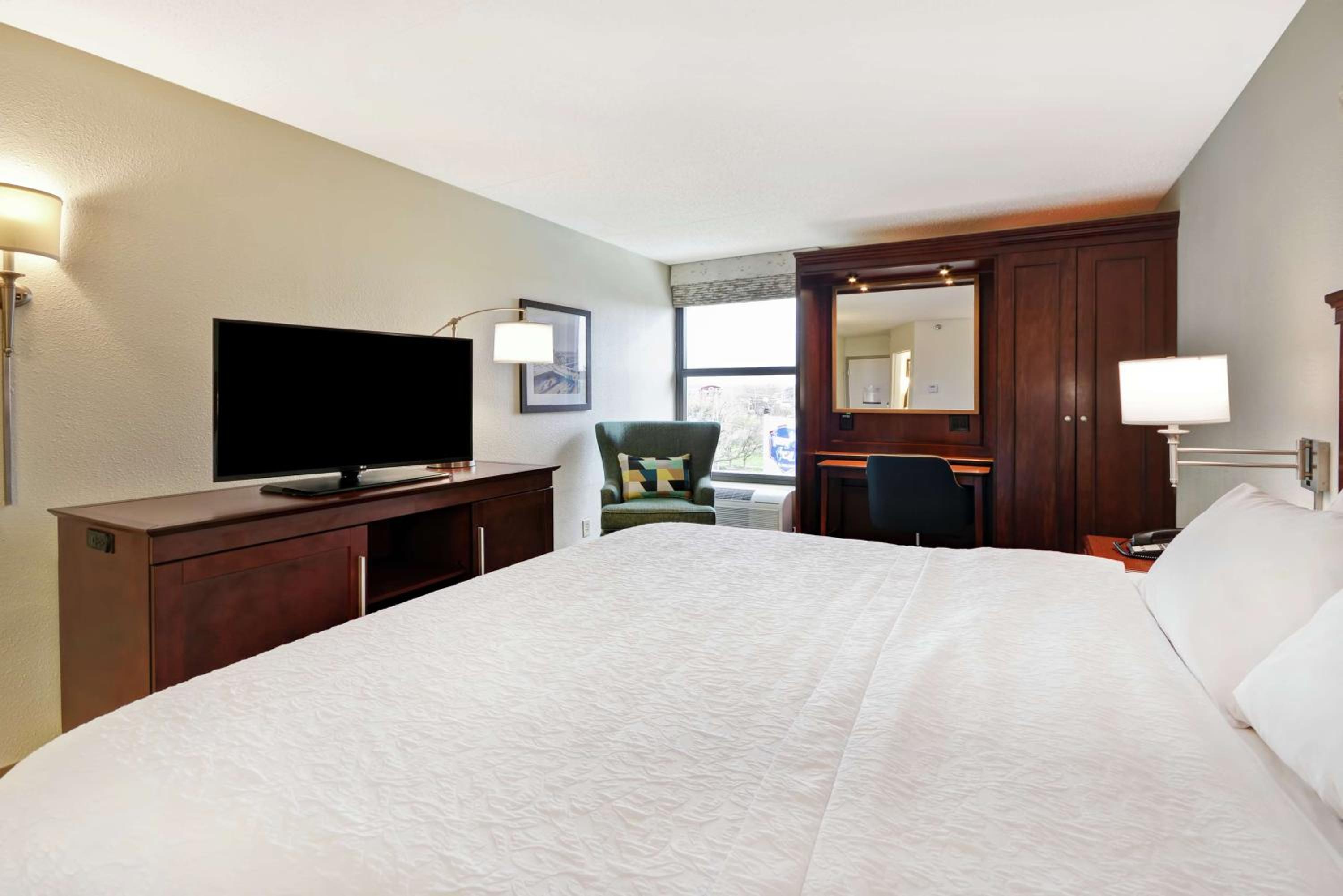 King Room with Microwave and Mini-Fridge - Non-Smoking - Photo 1