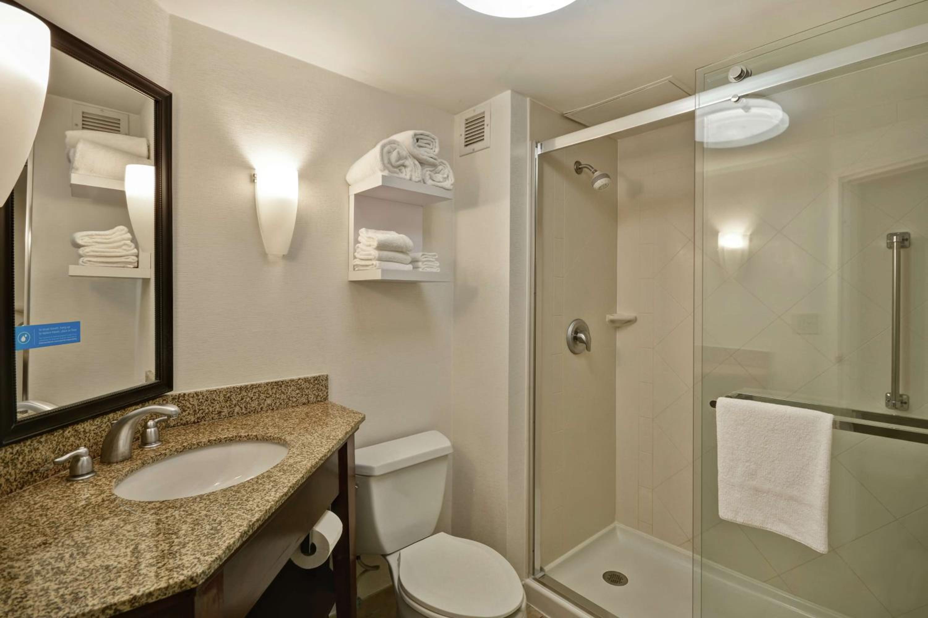 King Room with Microwave and Mini-Fridge - Non-Smoking - Photo 2