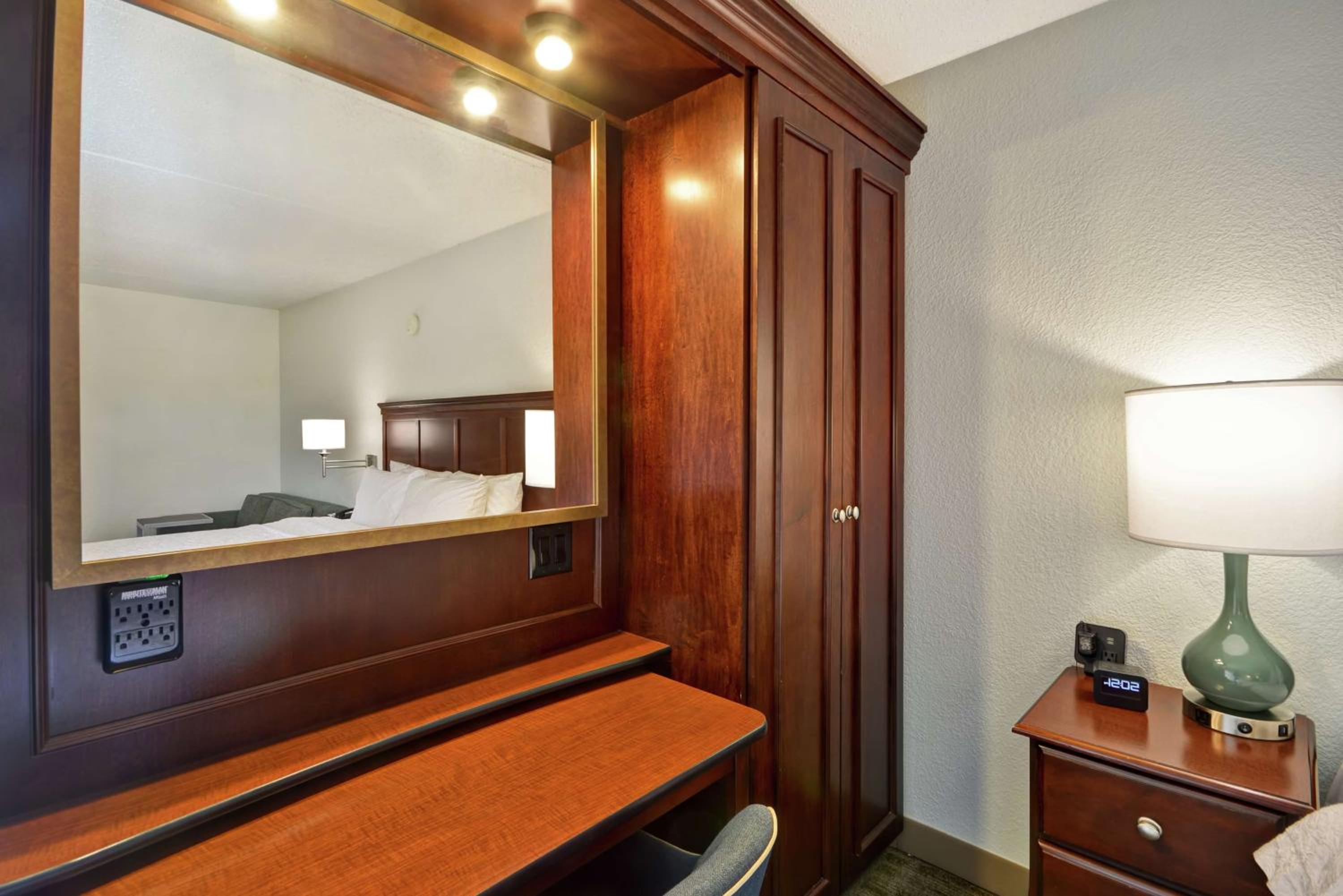 King Room with Microwave and Mini-Fridge - Non-Smoking - Photo 5