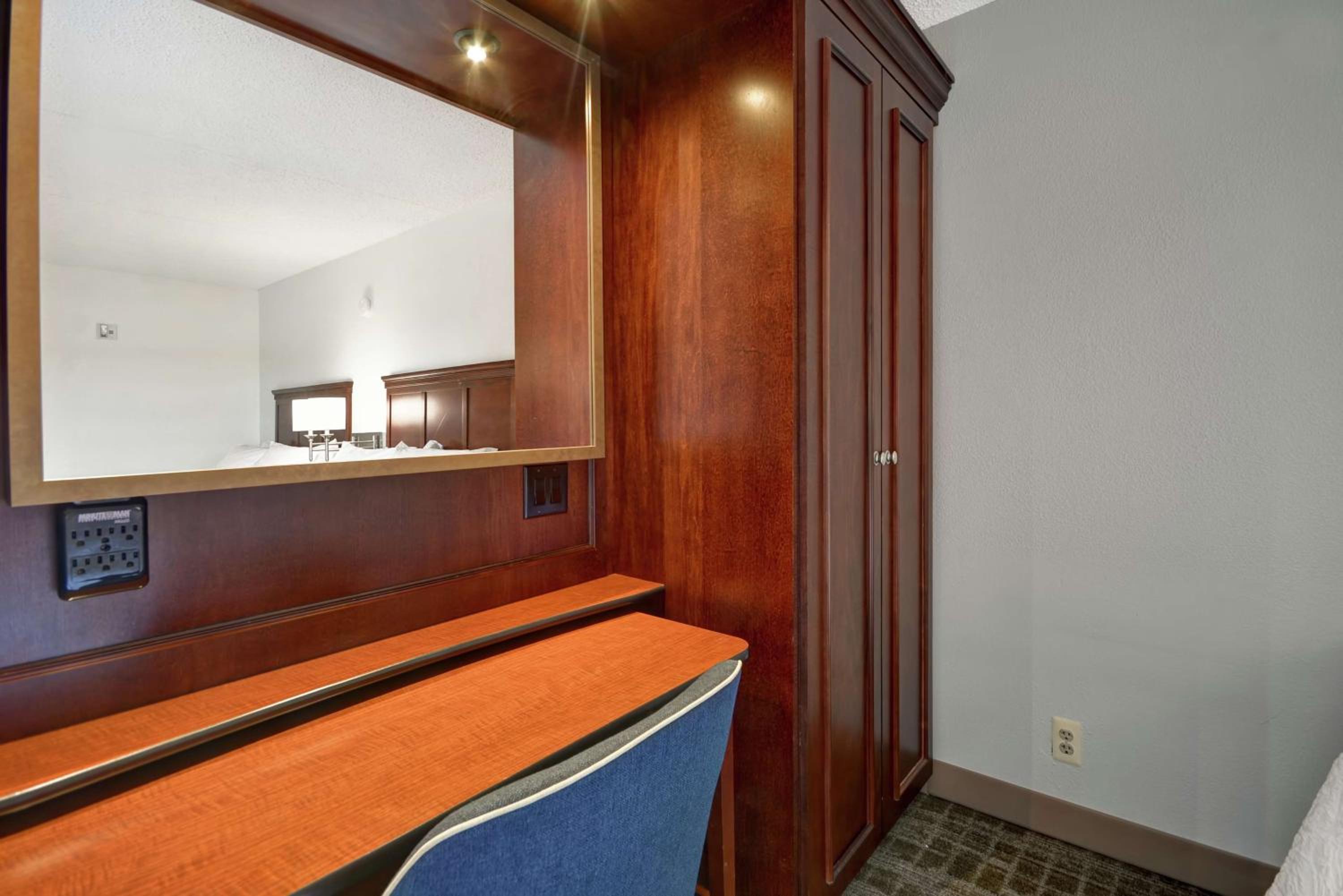 King Room with Microwave and Mini-Fridge - Non-Smoking - Photo 4