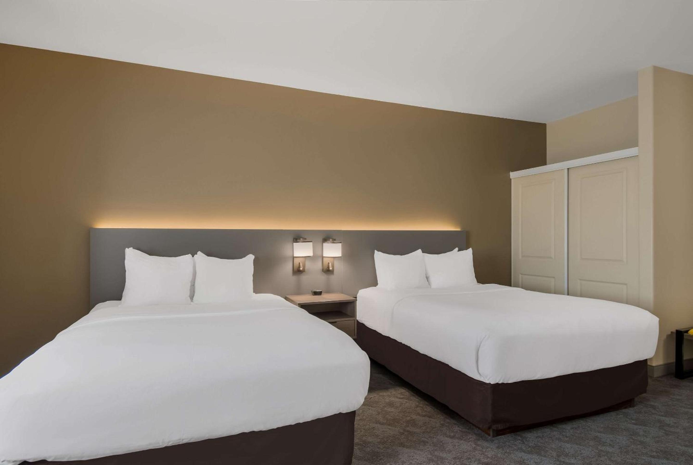 Queen Room with Two Queen Beds - Non-Smoking photo 1