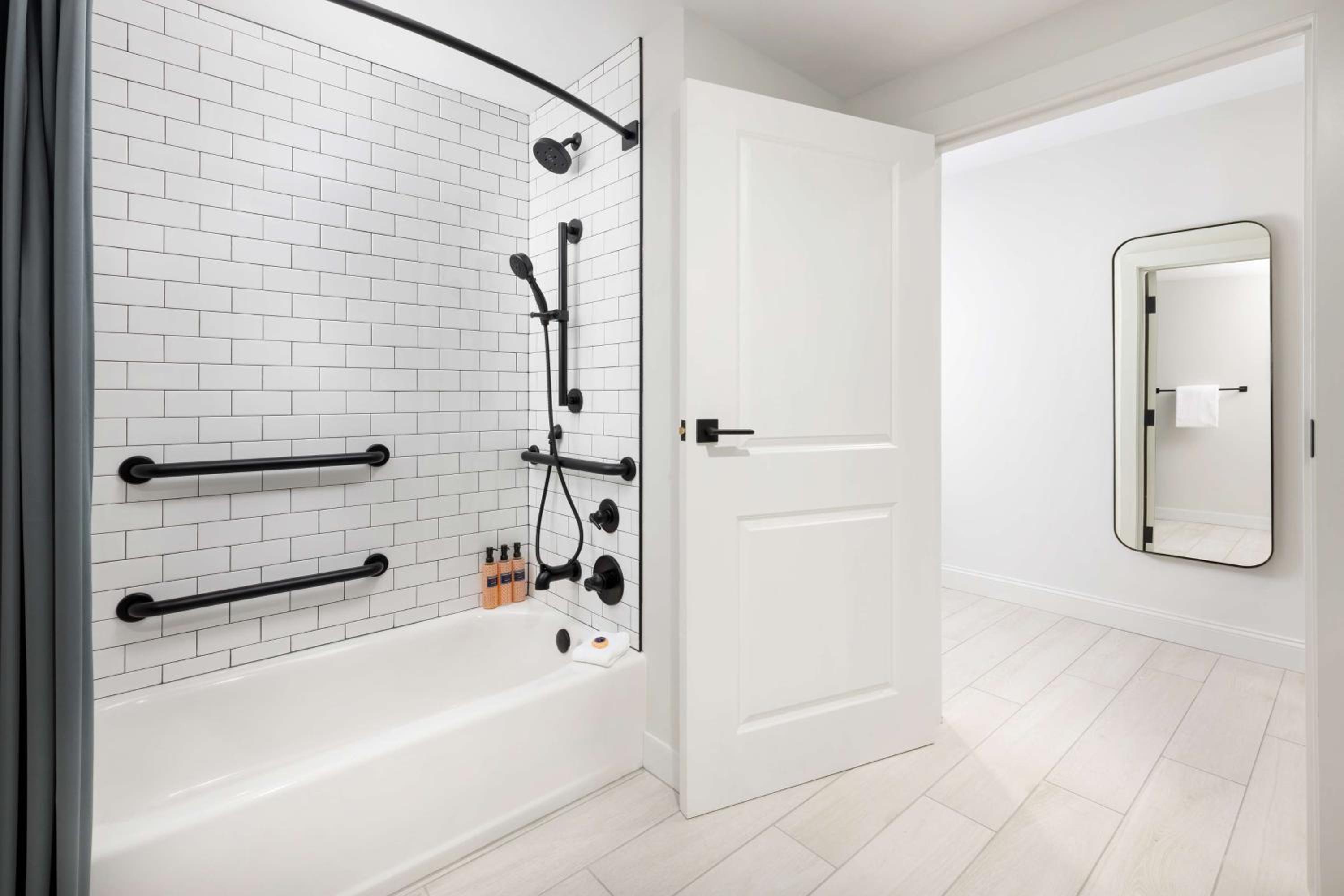 King Room with Accessible Shower photo 3