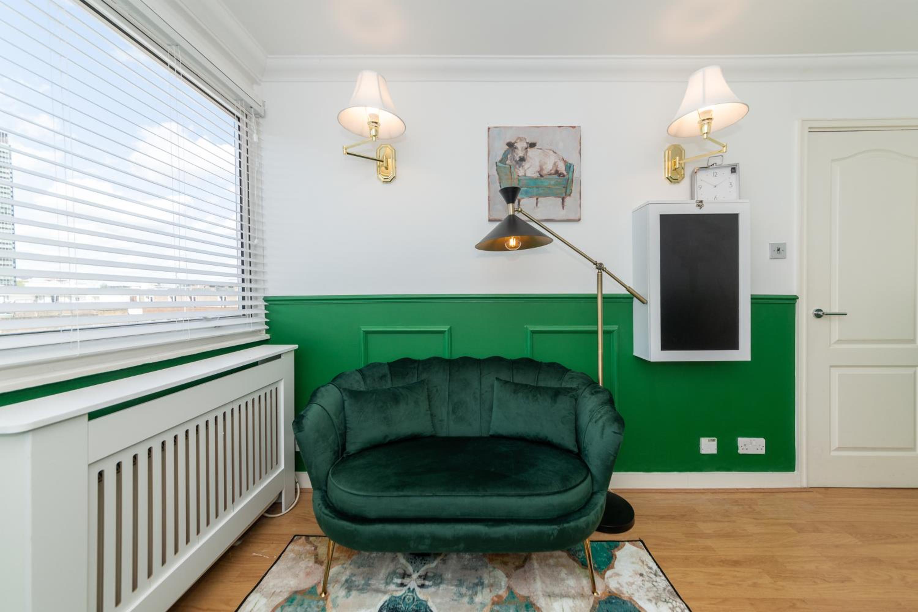 One-Bedroom Apartment photo 1
