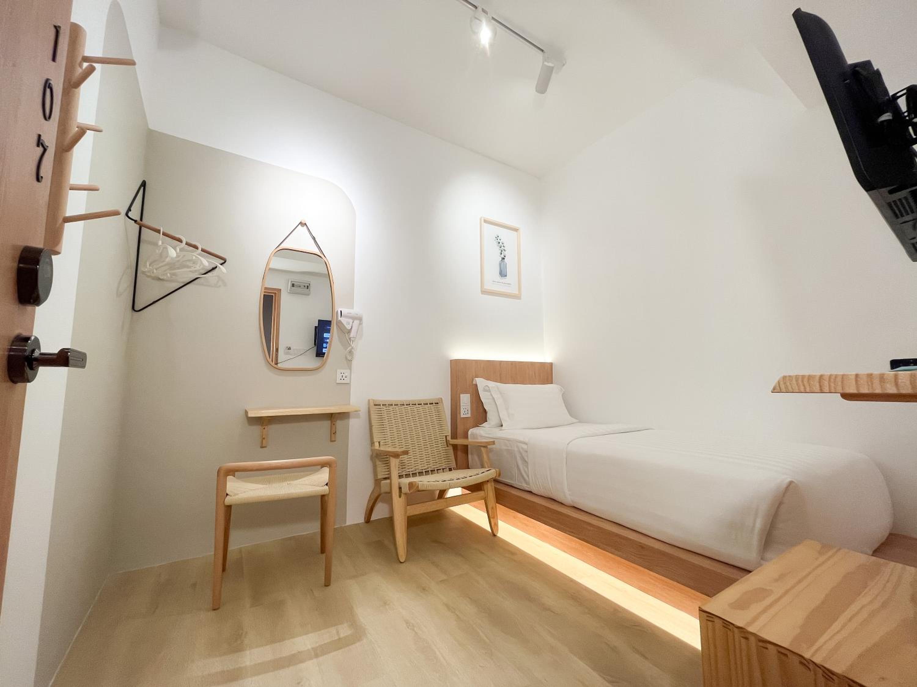 Single Room with Shared Bathroom